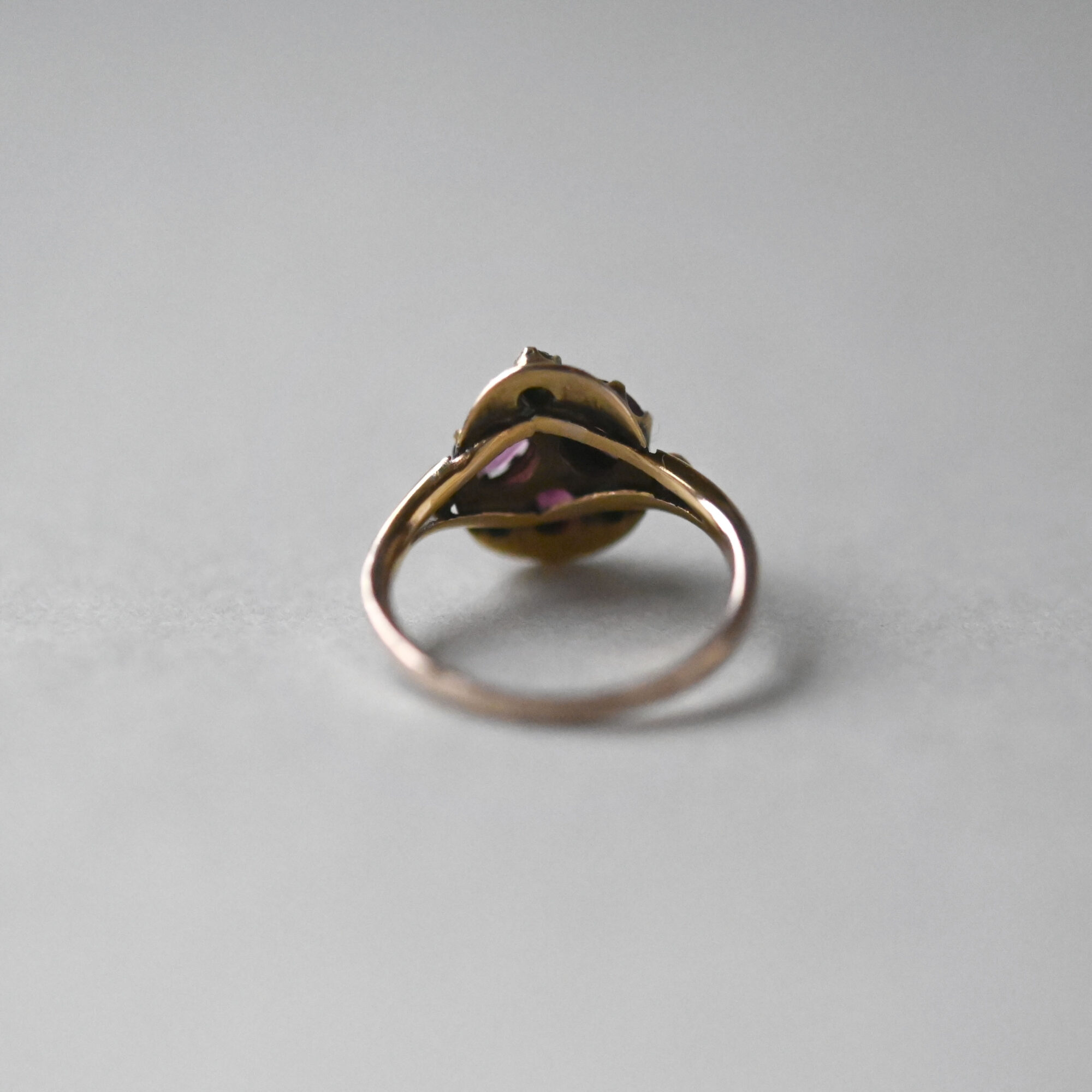 Antique Edwardian 9ct gold garnet and paste ring, c.1905 - Image 4