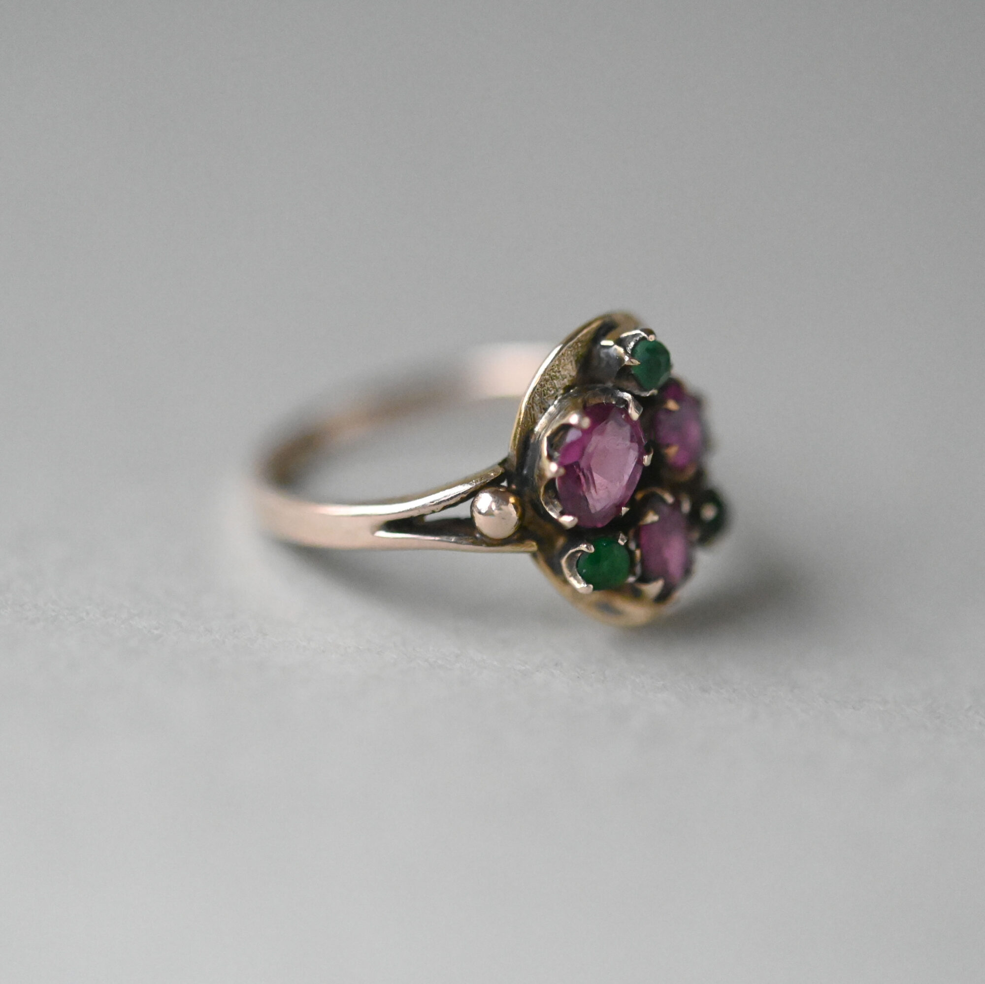 Antique Edwardian 9ct gold garnet and paste ring, c.1905 - Image 3