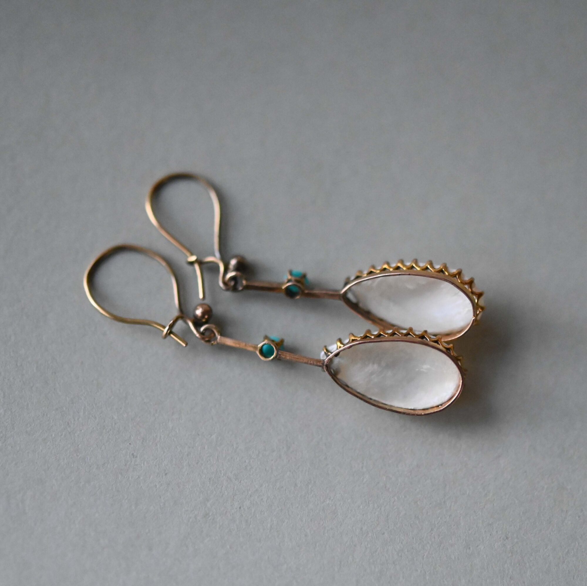 Aesthetic pair of Edwardian 9ct gold mother of pearl and turquoise paste drop earrings - Image 4