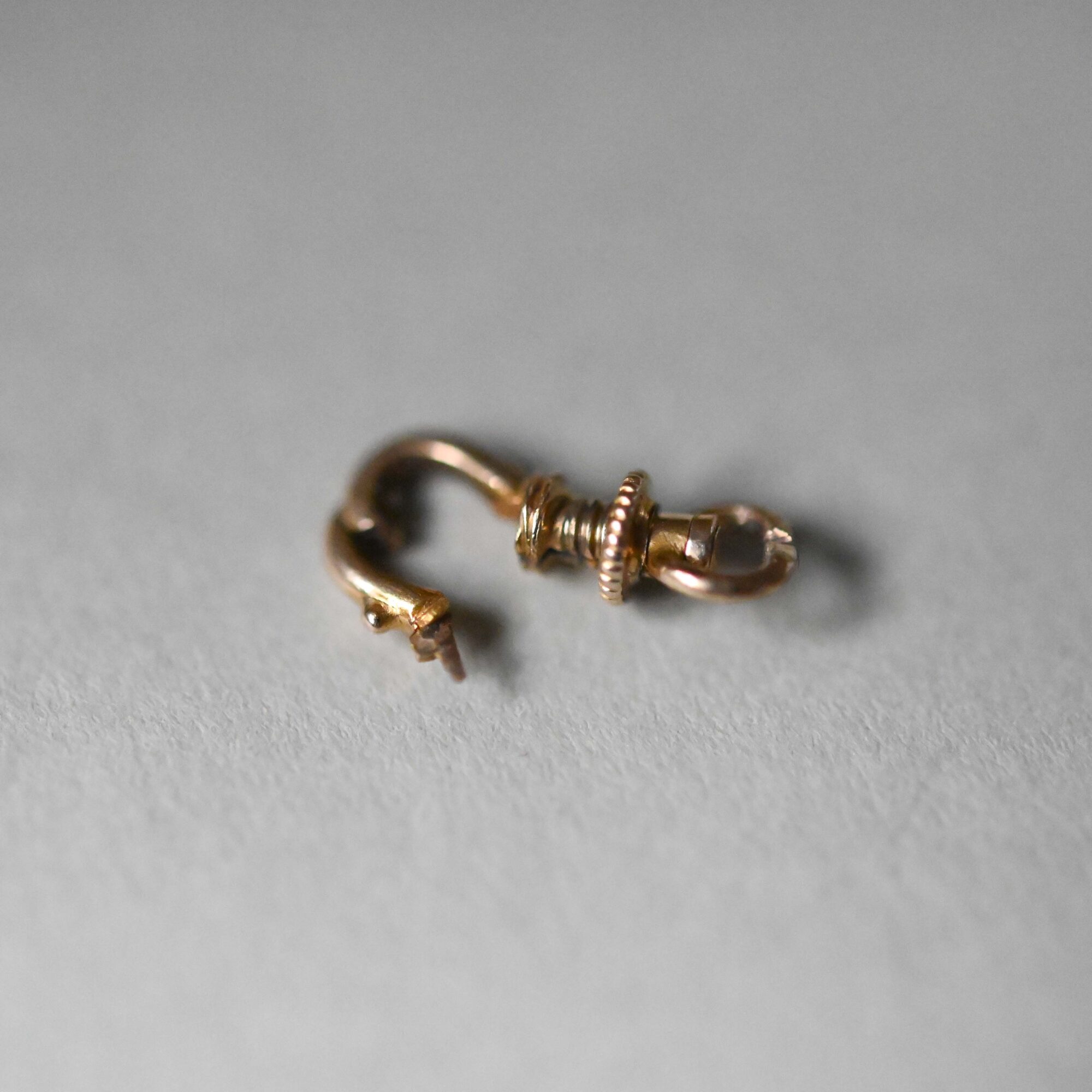 Antique 15ct gold tiny twist clasp, c.1890s - Image 2