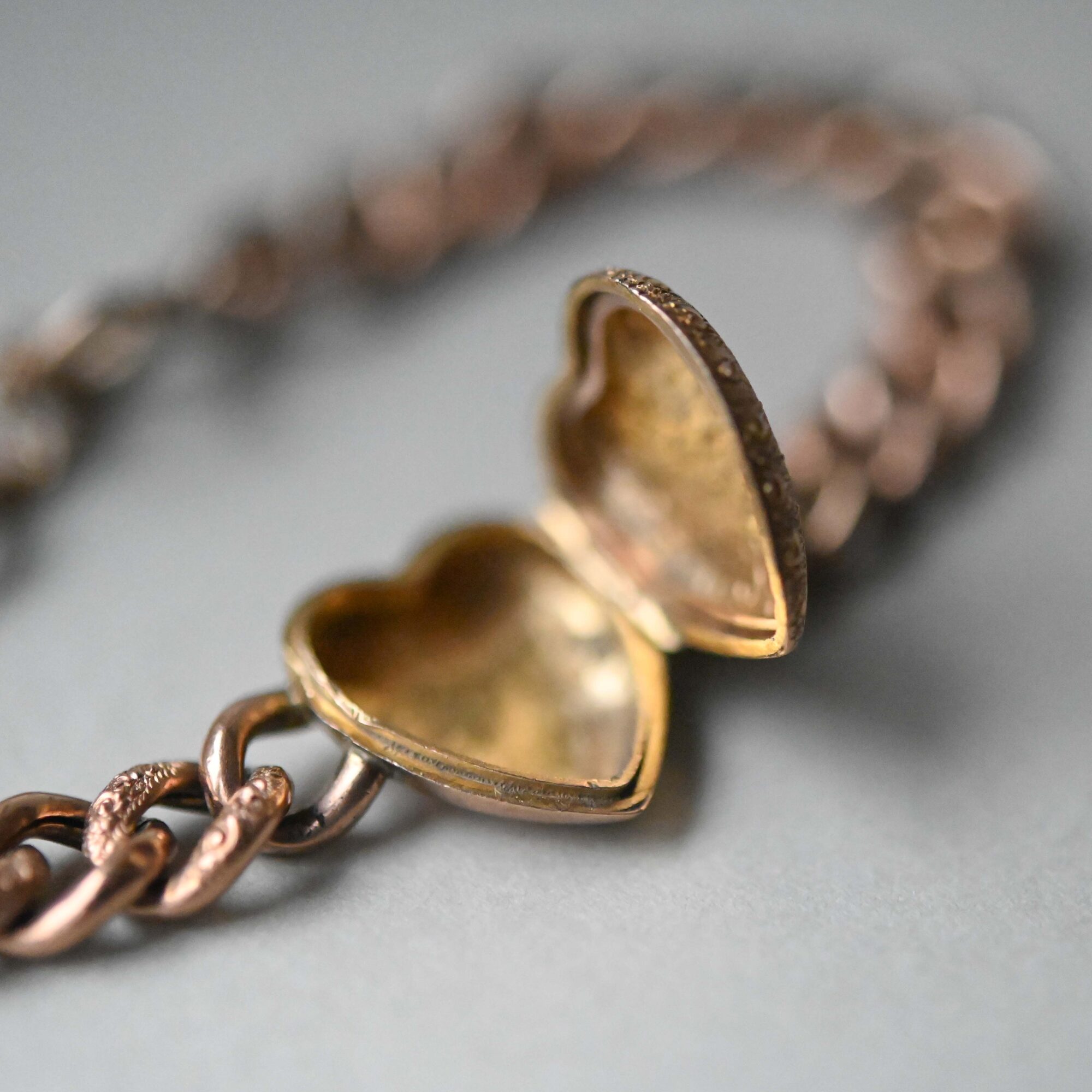 Antique Edwardian 9ct rose gold heart locket bracelet - Image 3