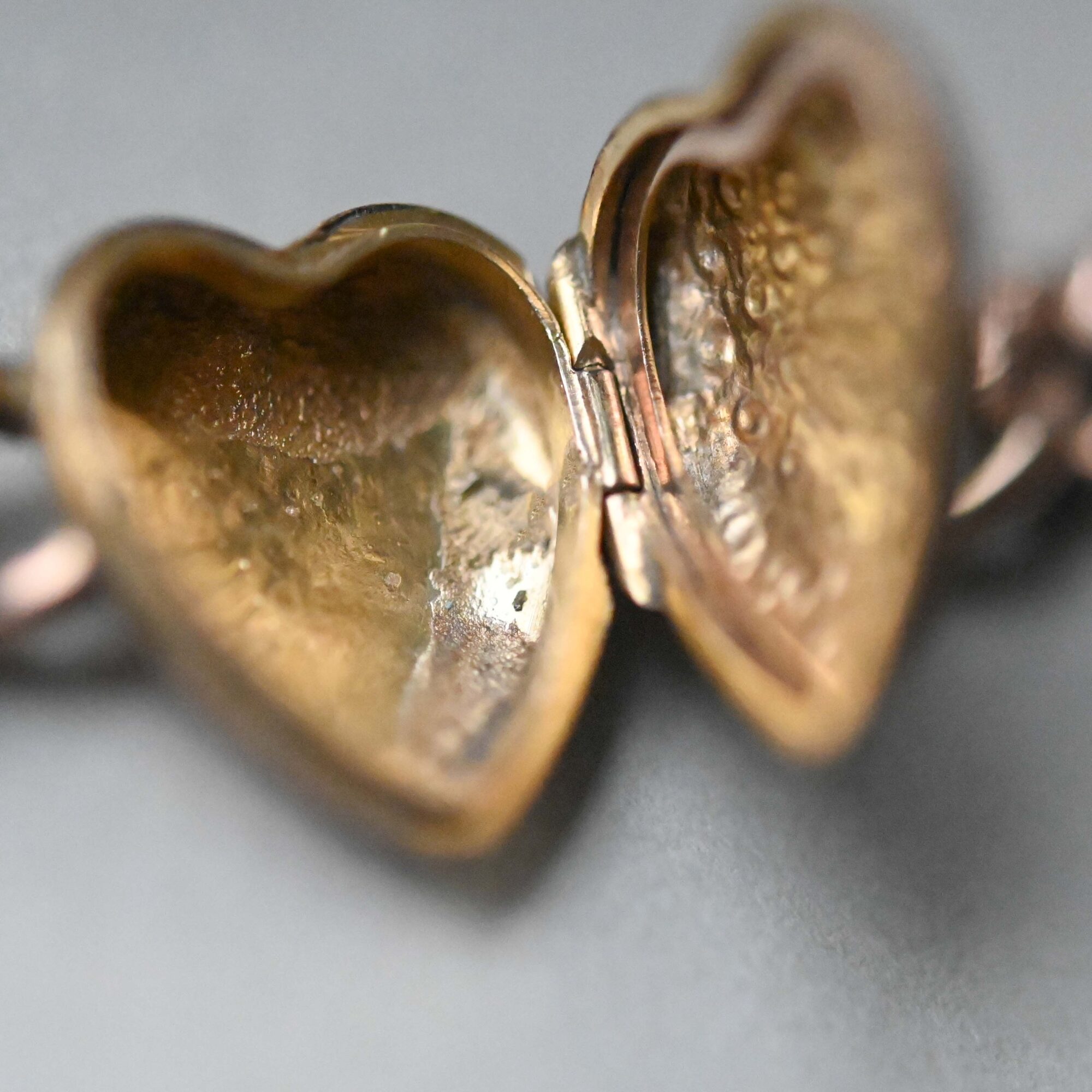 Antique Edwardian 9ct rose gold heart locket bracelet - Image 4