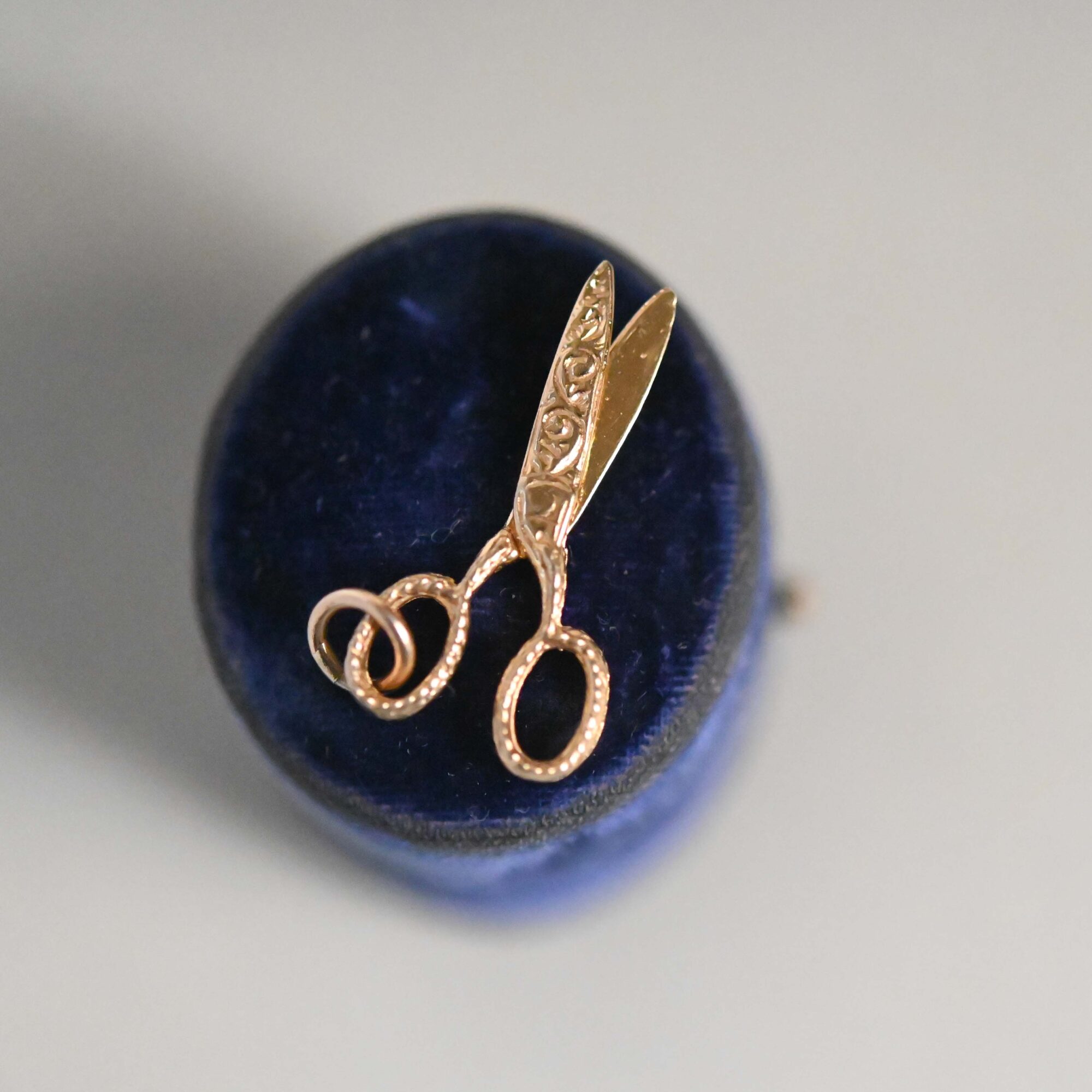 Cutie 9ct gold decorative pair of scissors charm - Image 2