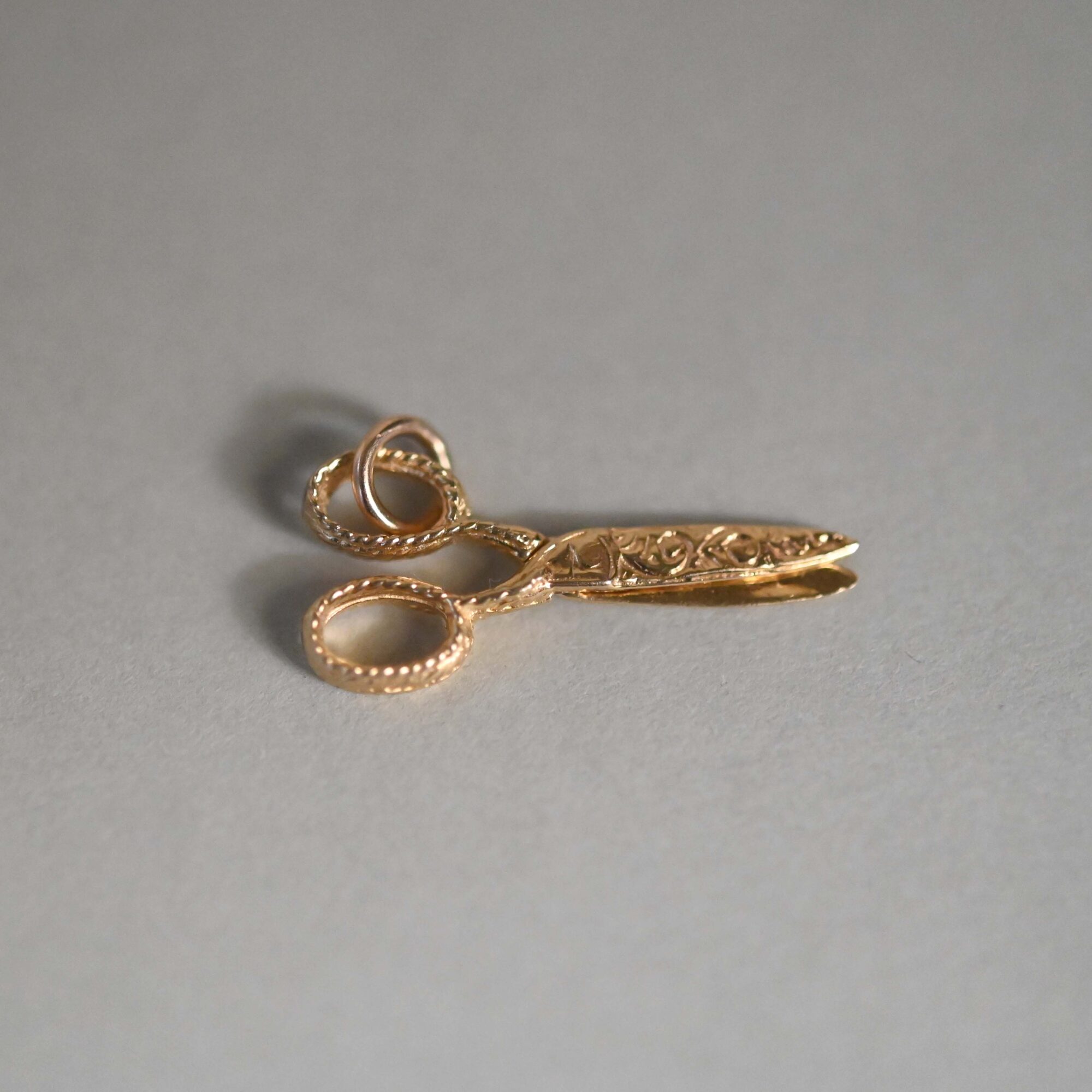 Cutie 9ct gold decorative pair of scissors charm - Image 3