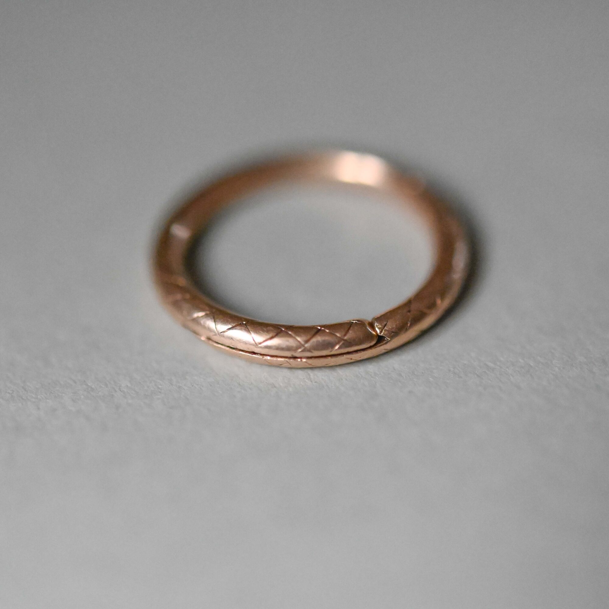 Early Victorian 15ct gold split ring c.1840s - Image 2