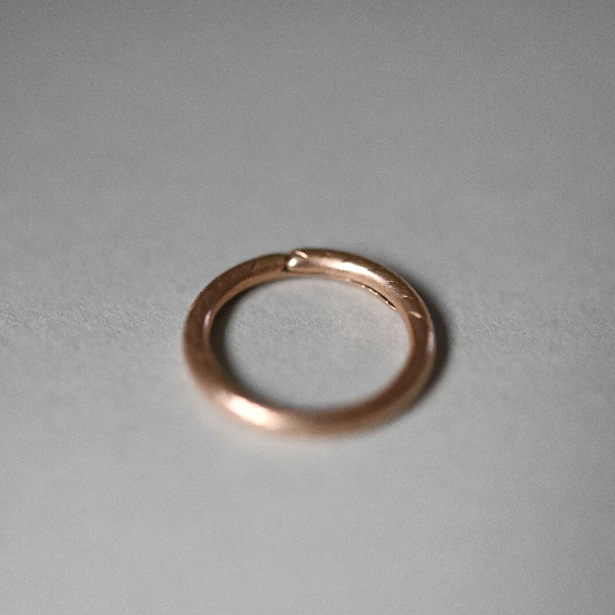 Early Victorian 15ct gold split ring c.1840s - Image 5