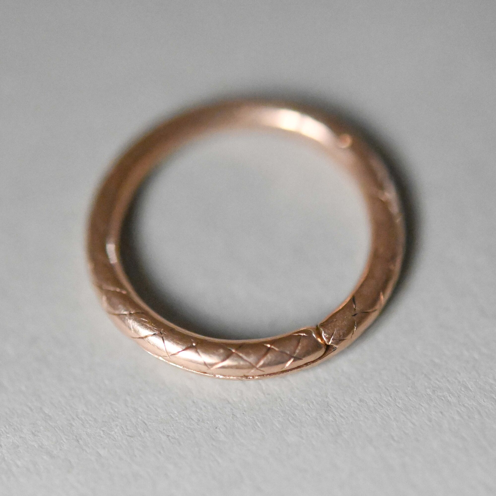 Early Victorian 15ct gold split ring c.1840s - Image 3