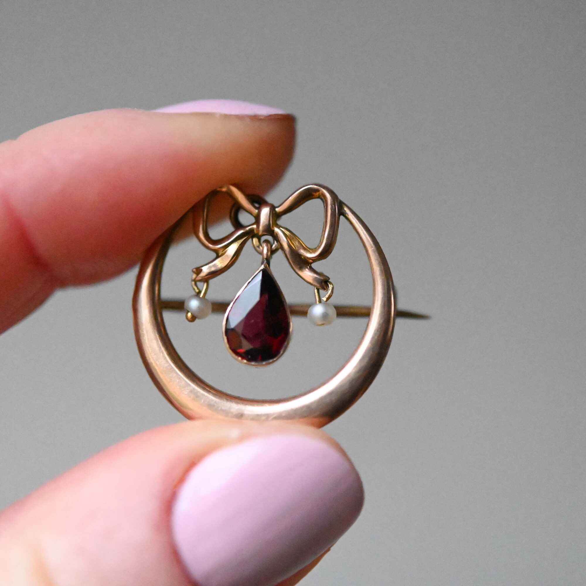 Edwardian 9ct gold honeymoon bow and crescent garnet brooch, c.1905 - Image 3