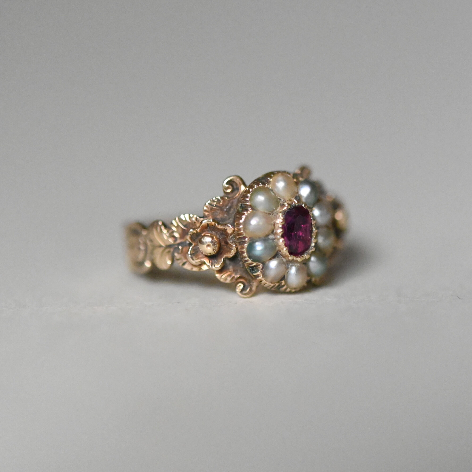 Exquisite Georgian 15ct gold pearl and ruby ring with floral shoulders, c.1820 - Image 2