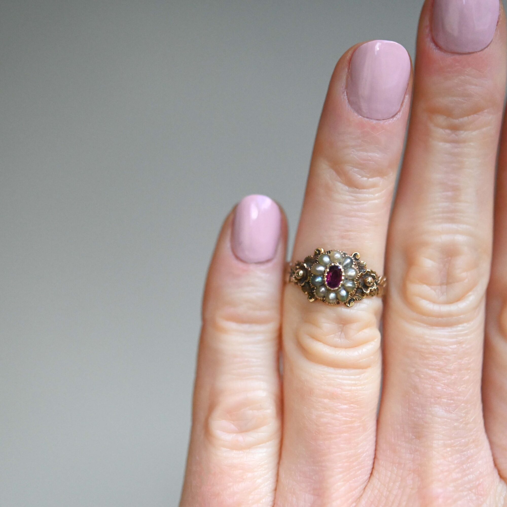 Exquisite Georgian 15ct gold pearl and ruby ring with floral shoulders, c.1820 - Image 5