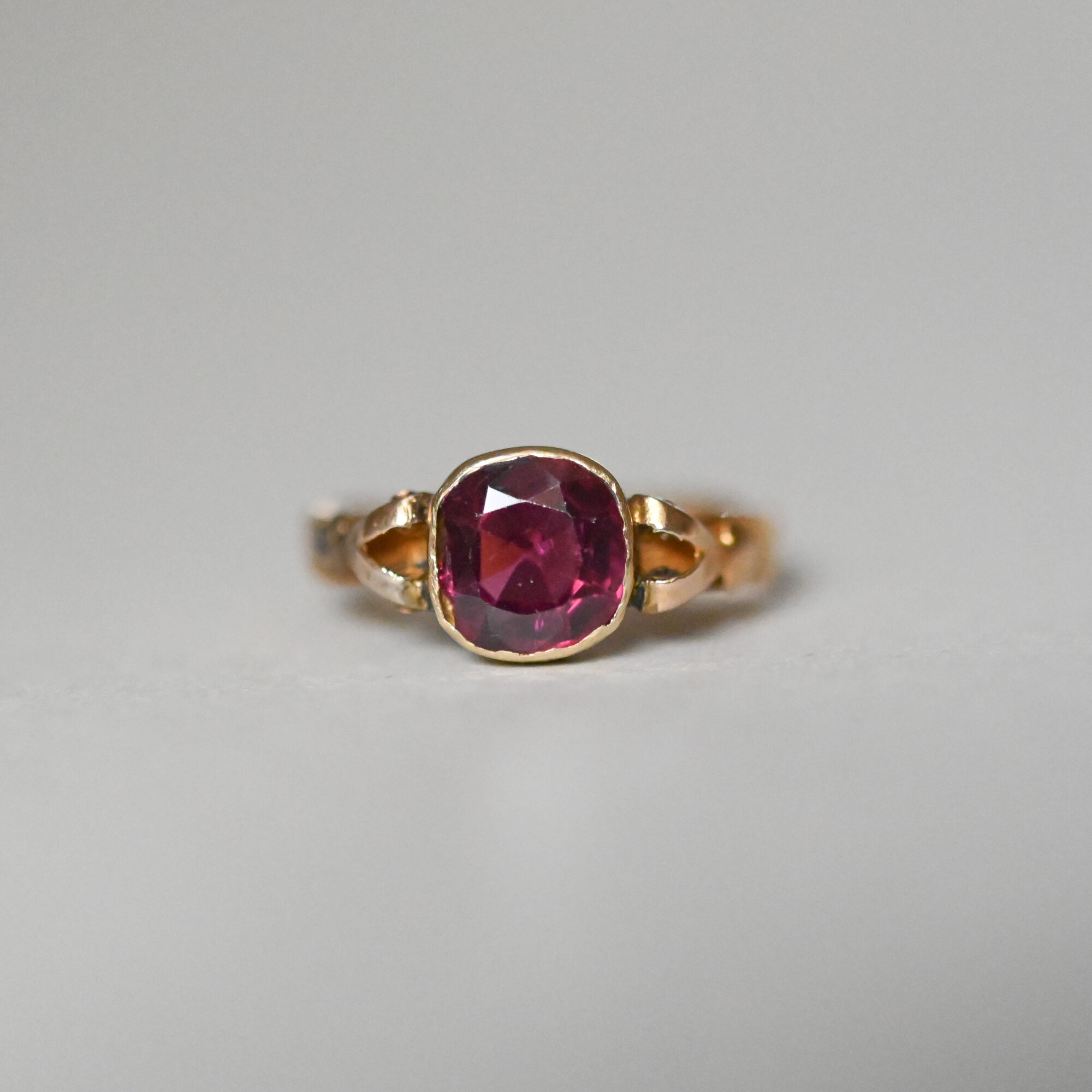 Mid 1700s Georgian 18ct gold garnet ring with Rococo scrolled shank, c.1760s