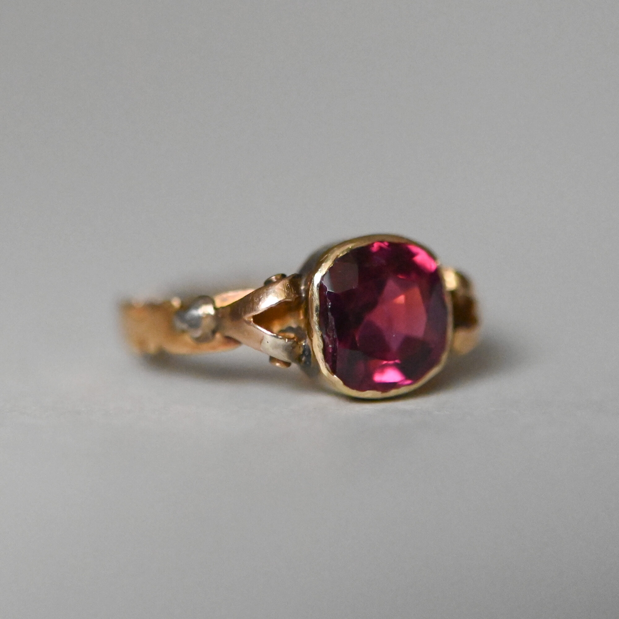 Mid 1700s Georgian 18ct gold garnet ring with Rococo scrolled shank, c.1760s - Image 2