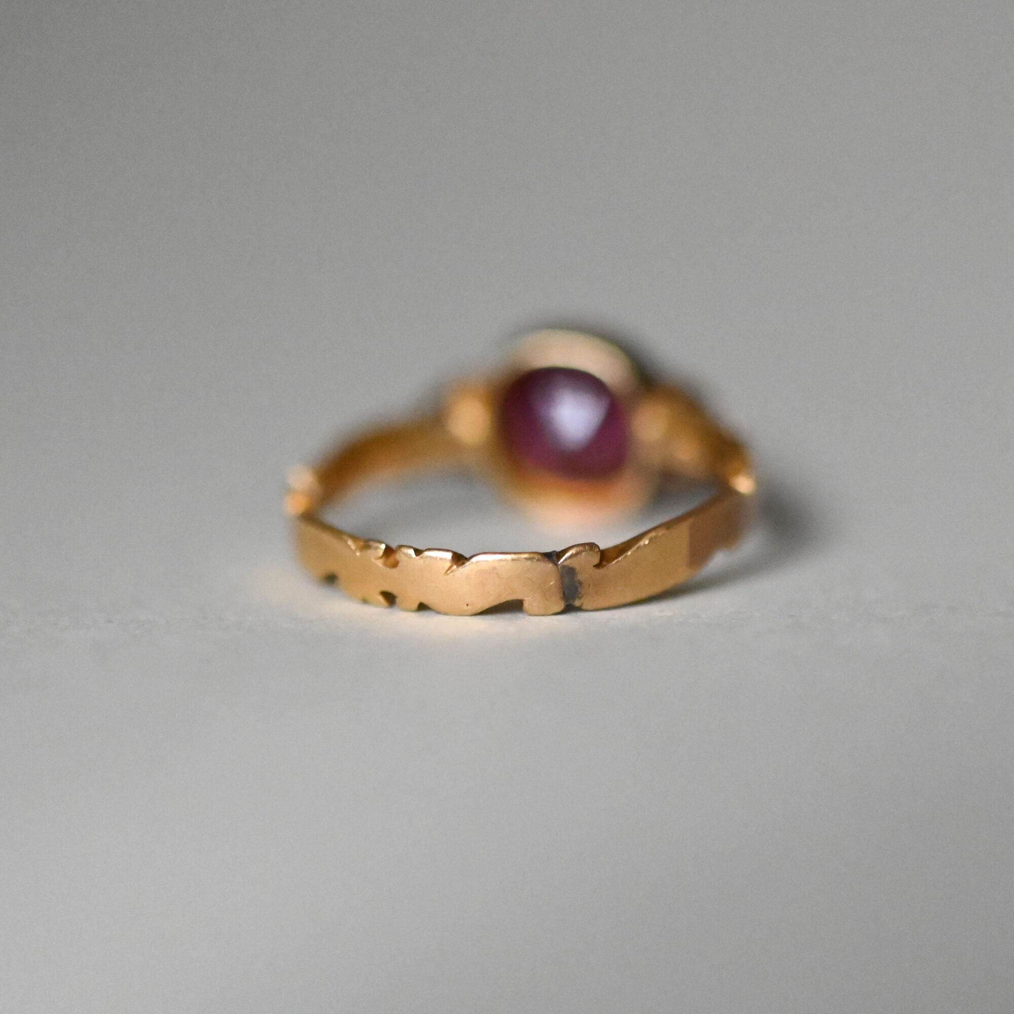 Mid 1700s Georgian 18ct gold garnet ring with Rococo scrolled shank, c.1760s - Image 3