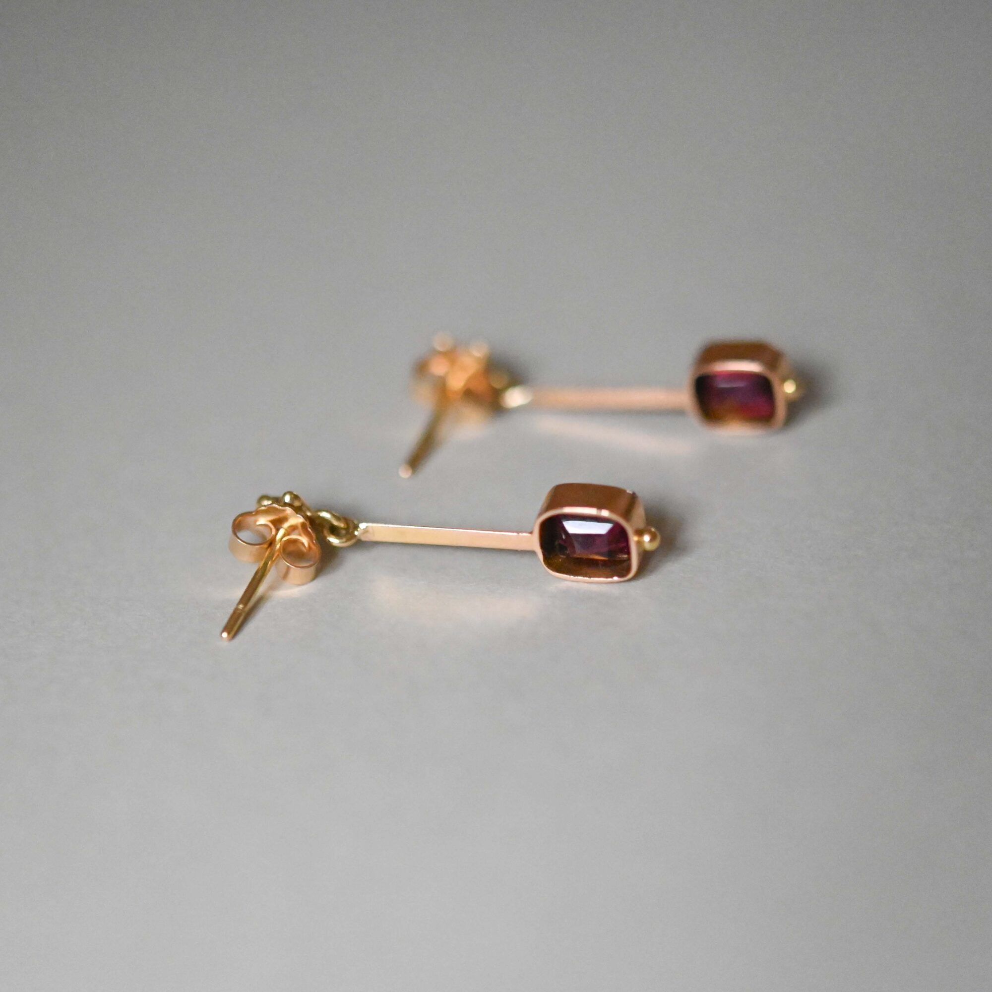 Pair of 18ct gold garnet Byzantine design drop earrings - Image 4