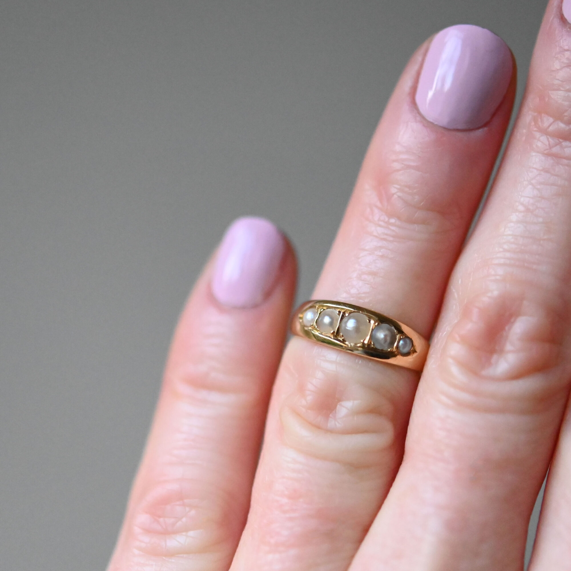 Victorian 18ct gold pearl band ring, c.1890 - 1900 - Image 3