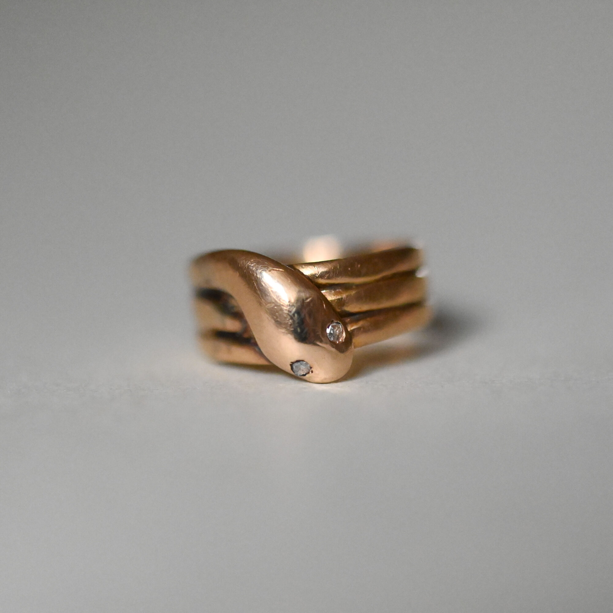 Edwardian 18ct gold snake ring with diamond eyes, 1905 - Image 3