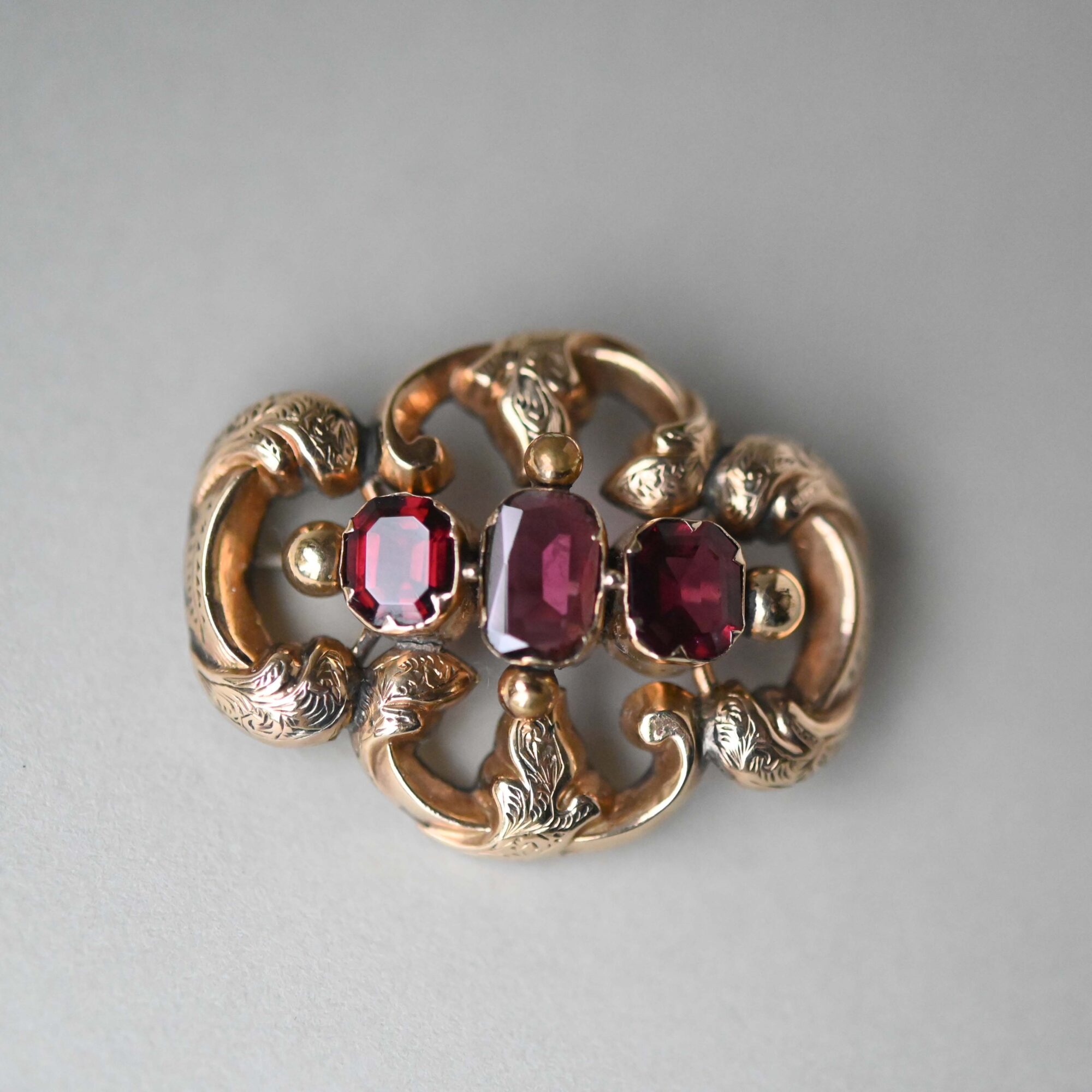 Victorian 9ct gold garnet brooch, c.1860s