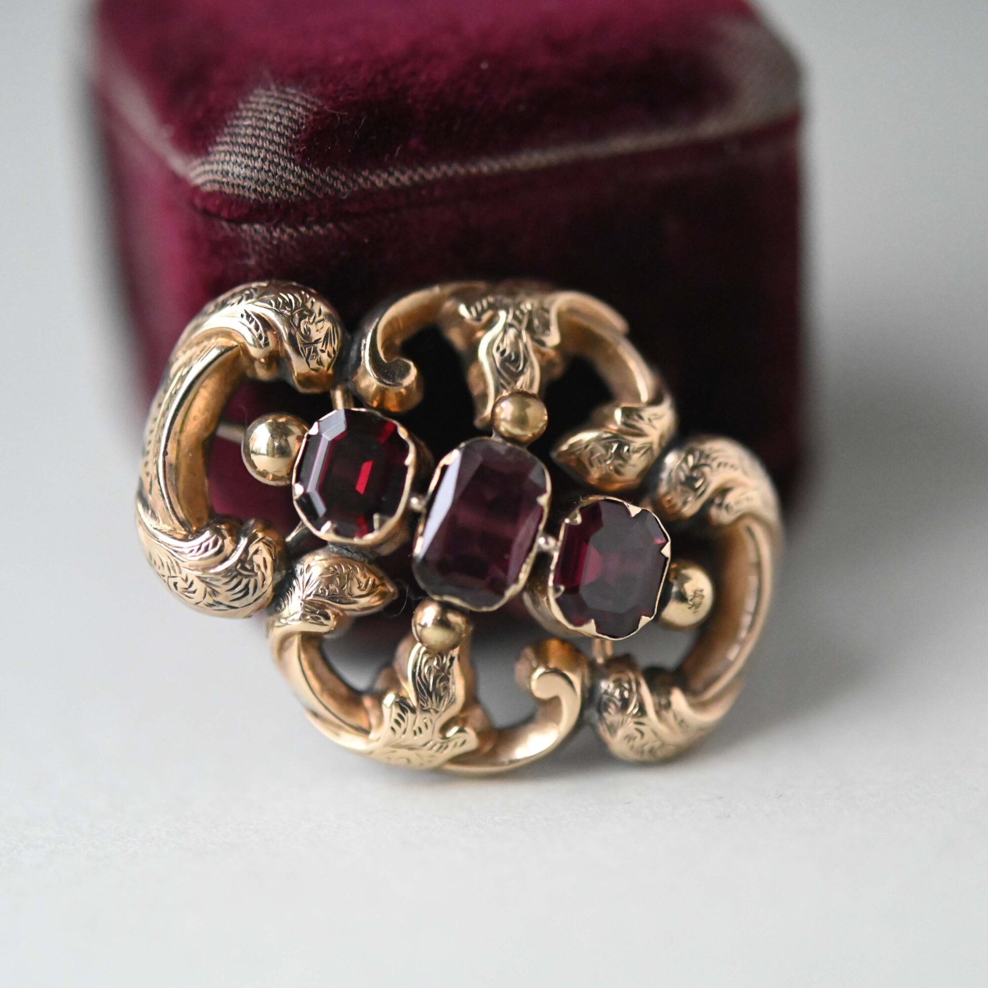 Victorian 9ct gold garnet brooch, c.1860s - Image 2