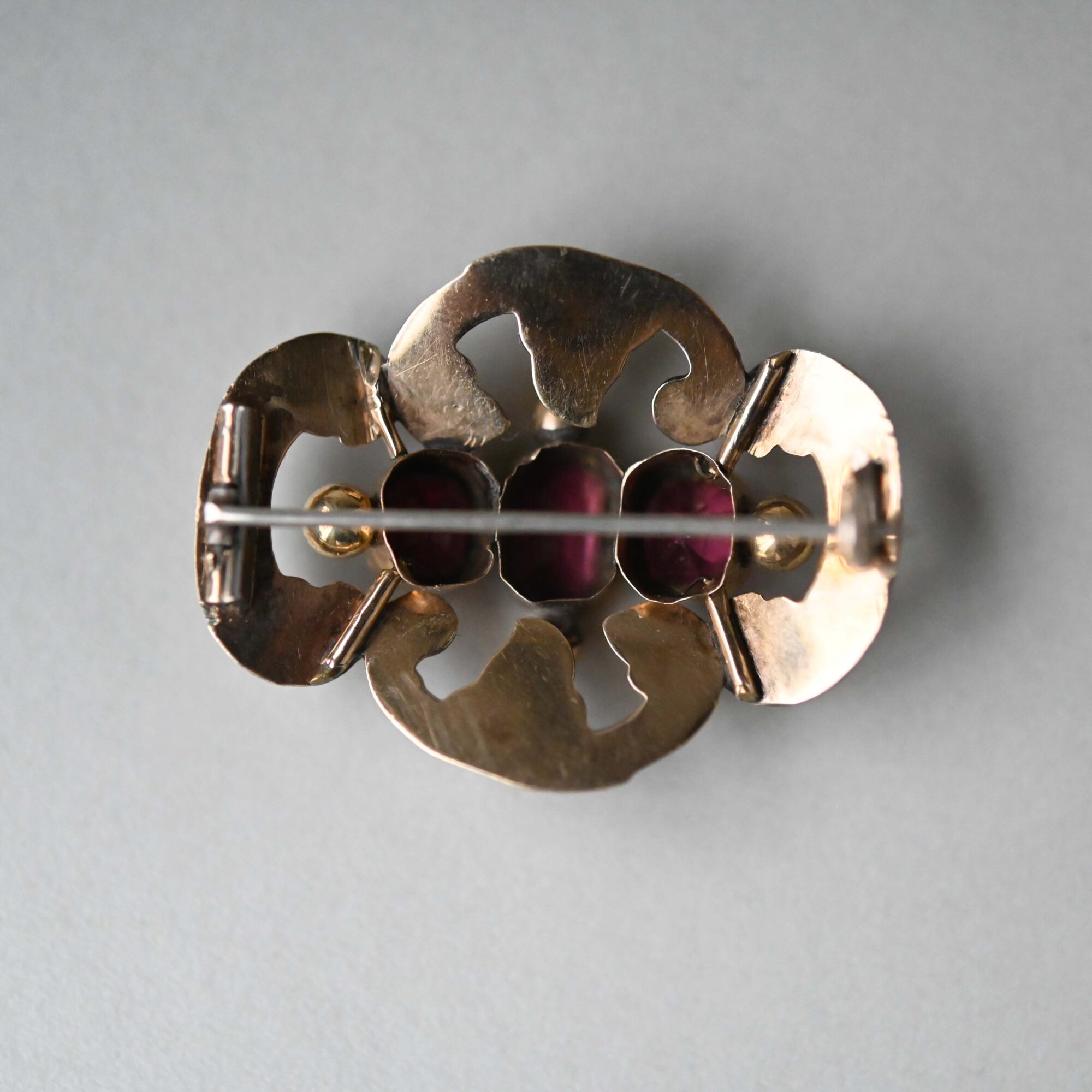 Victorian 9ct gold garnet brooch, c.1860s - Image 3