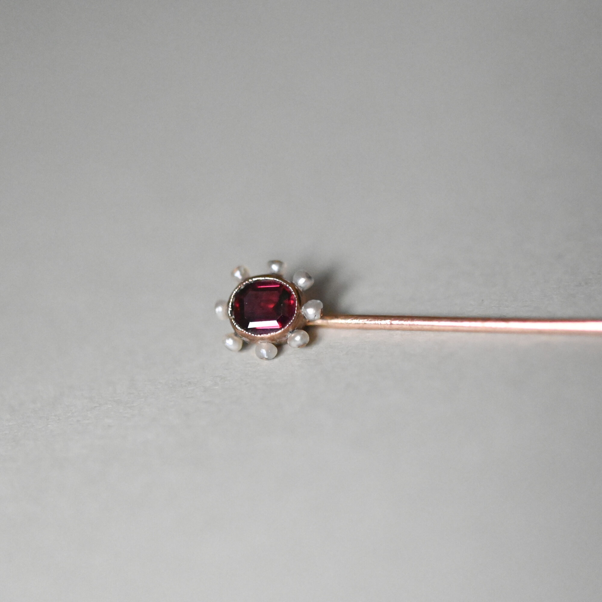 Victorian 9ct gold garnet and pearl Etruscan Revival stick pin