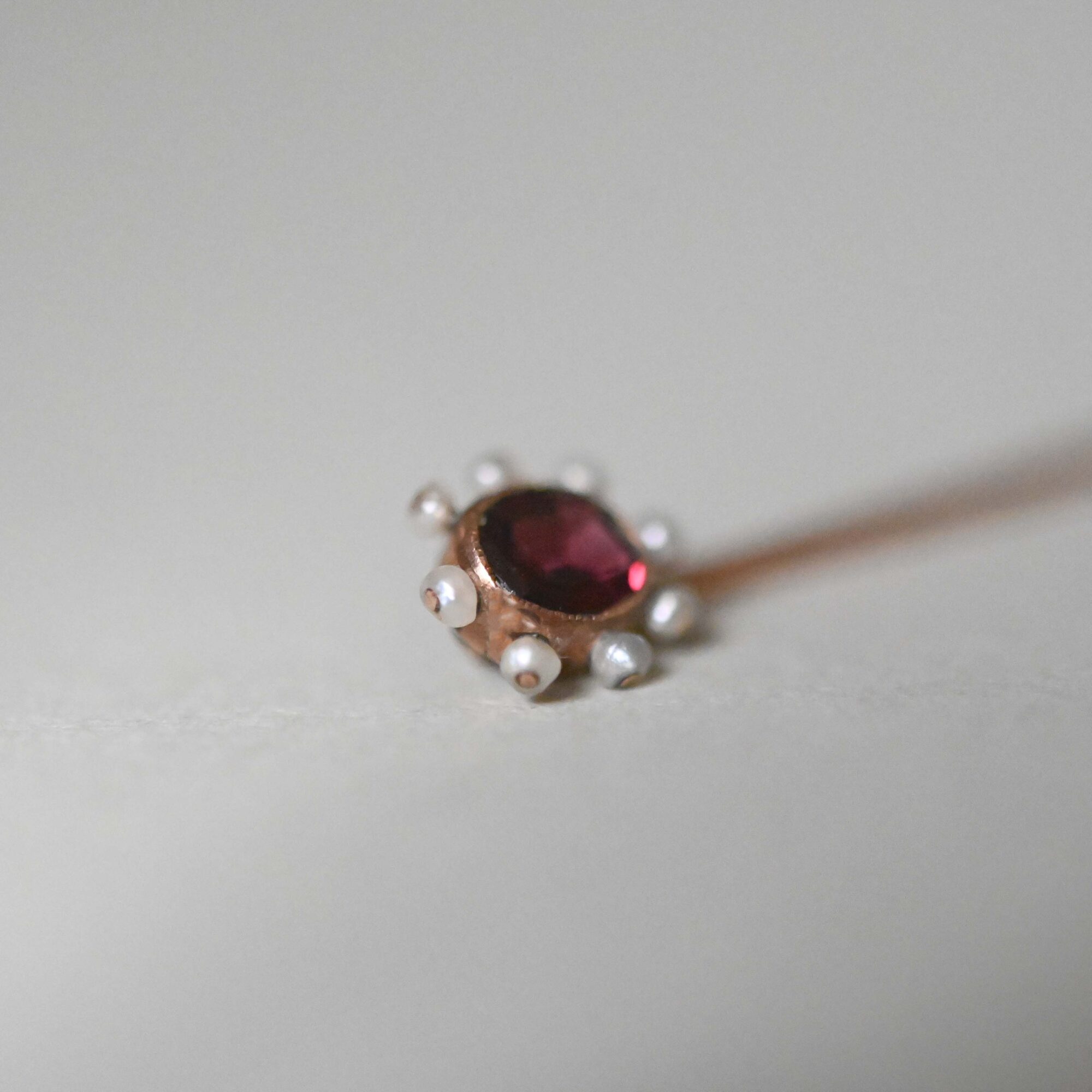 Victorian 9ct gold garnet and pearl Etruscan Revival stick pin - Image 3