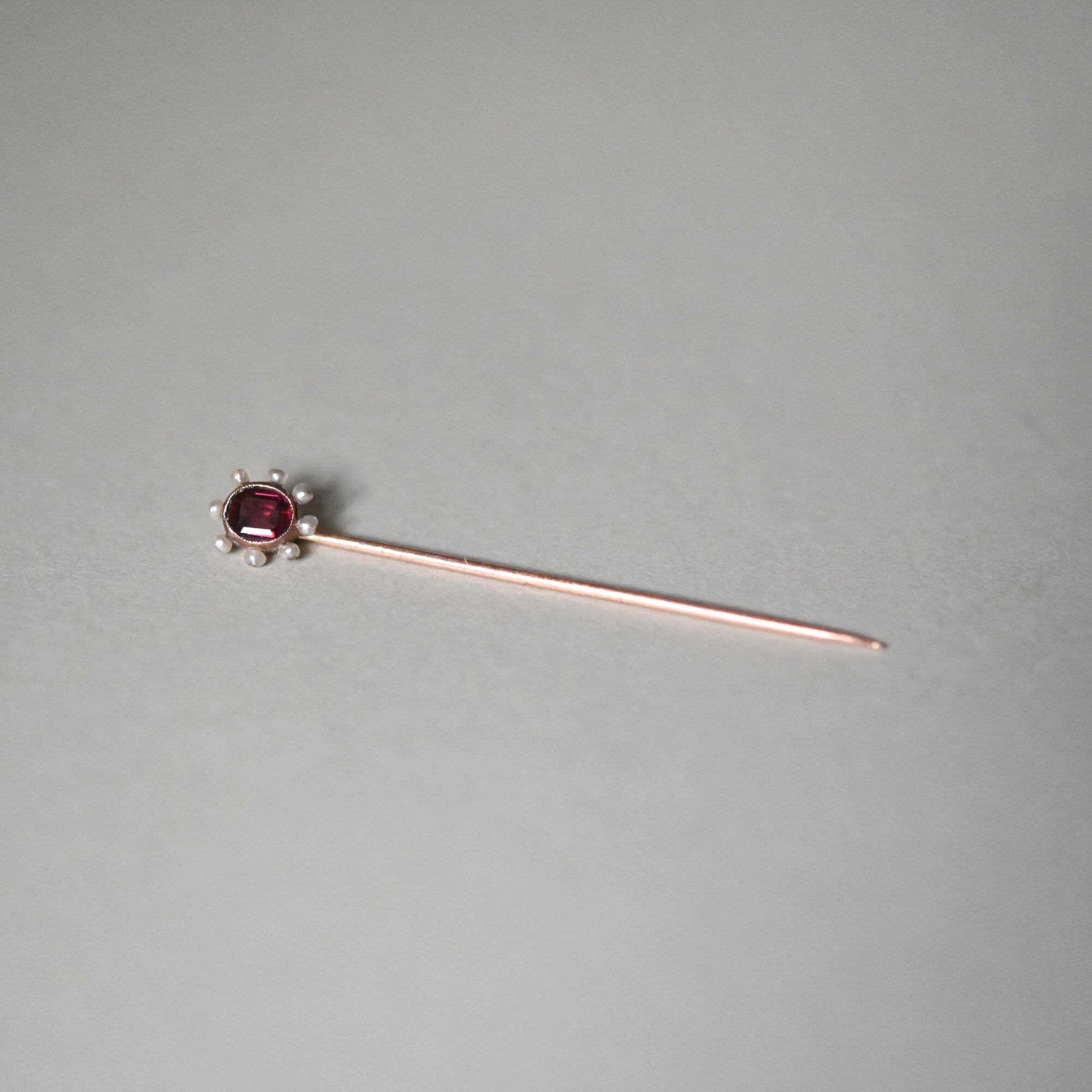 Victorian 9ct gold garnet and pearl Etruscan Revival stick pin - Image 4