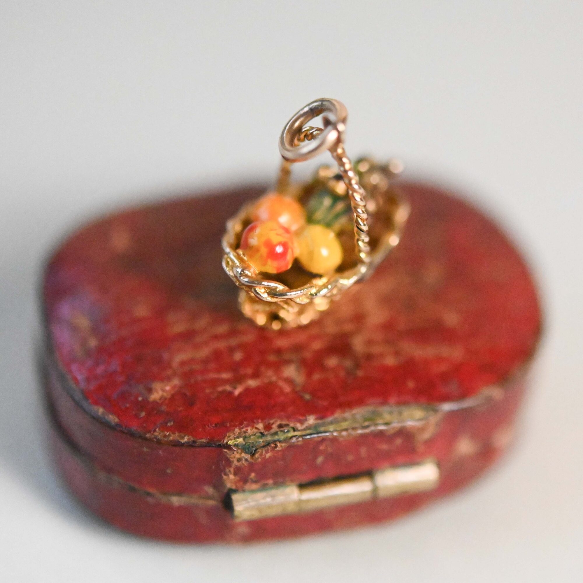 Vintage 9ct gold enamel fruit basket charm c.1960-70s - Image 2