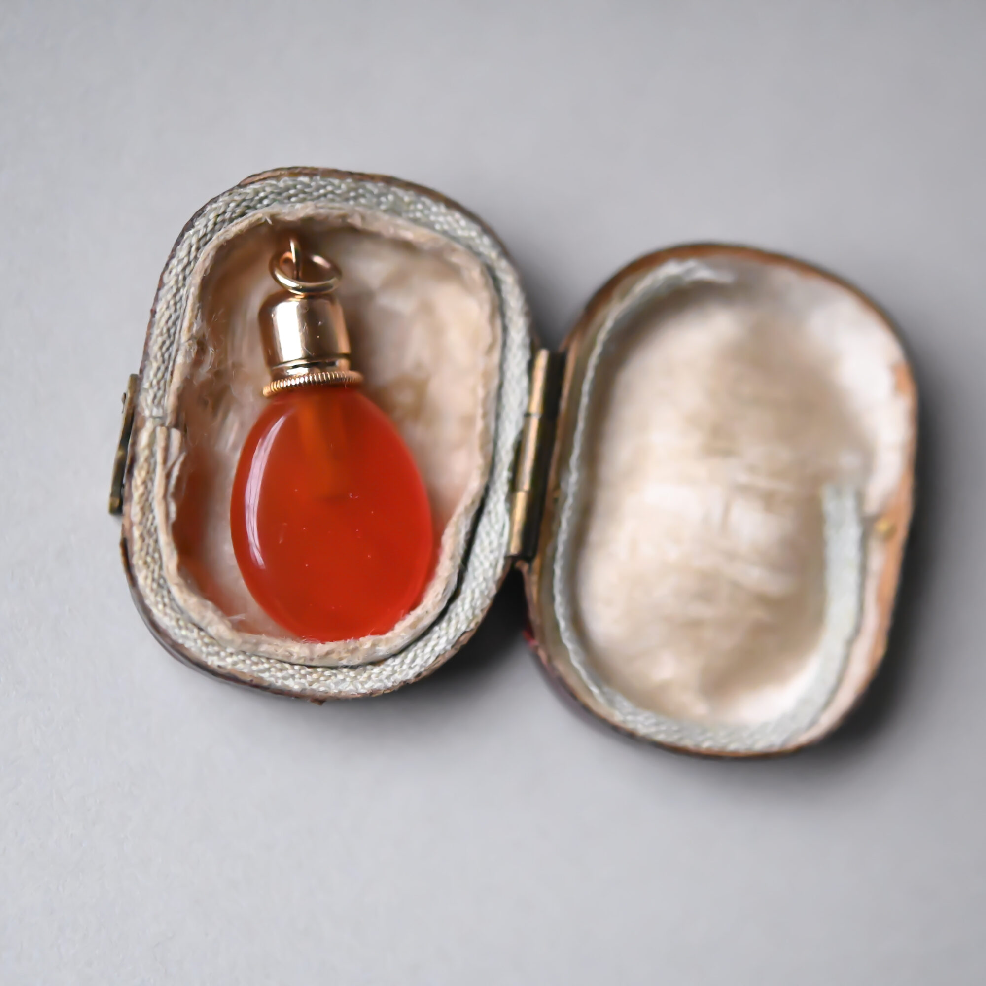 Adorable mid 19th century carnelian 9ct gold bottle pendant, c.1850s - Image 2