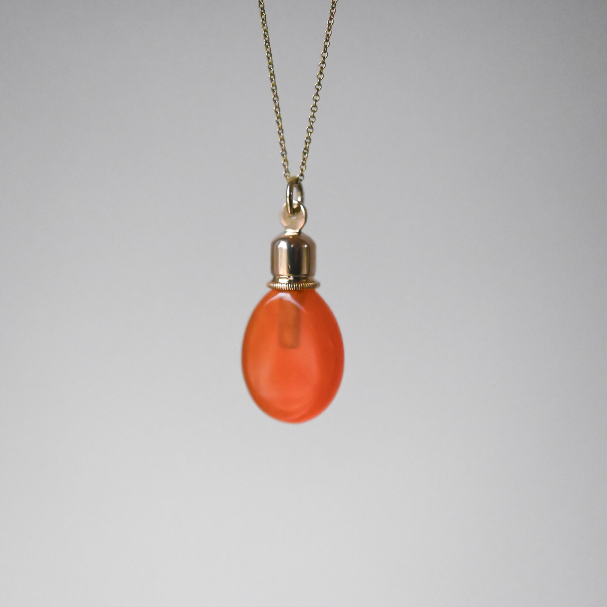 Adorable mid 19th century carnelian 9ct gold bottle pendant, c.1850s - Image 4