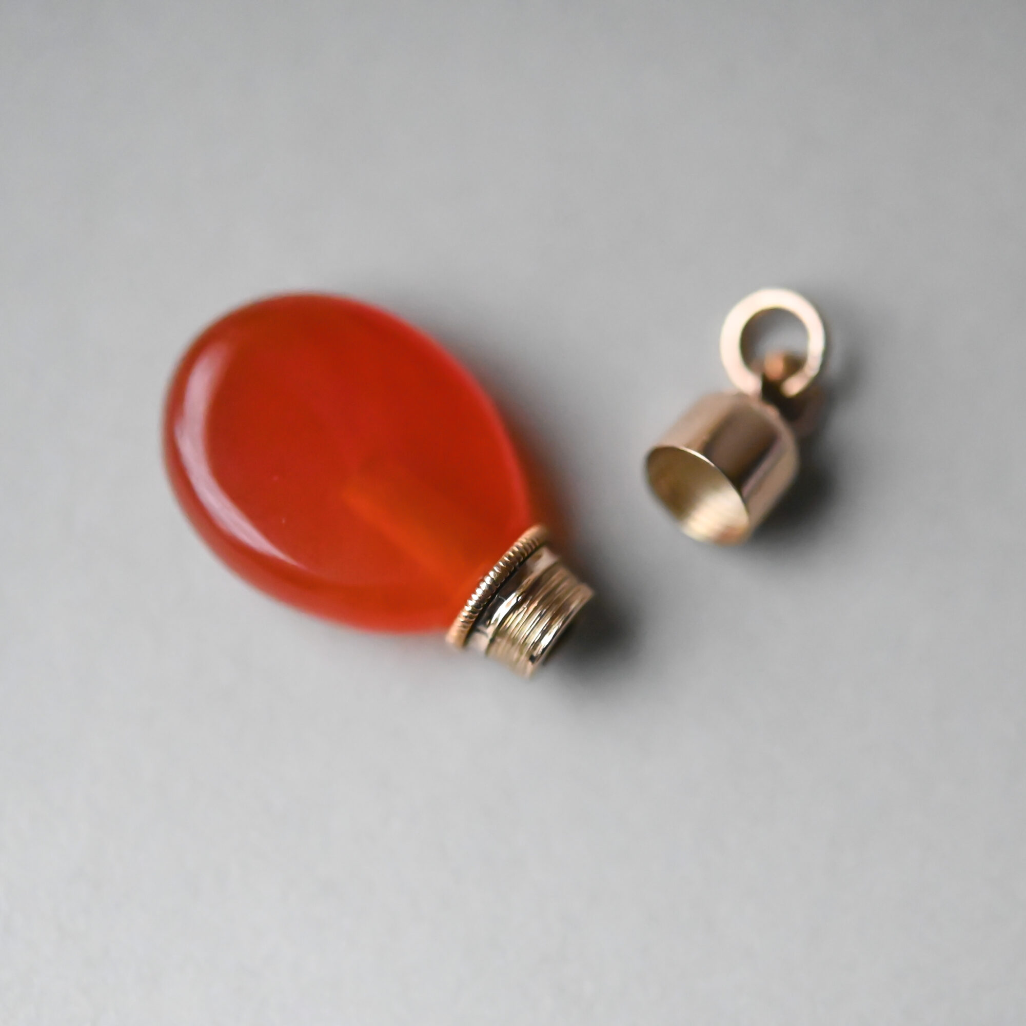 Adorable mid 19th century carnelian 9ct gold bottle pendant, c.1850s - Image 5