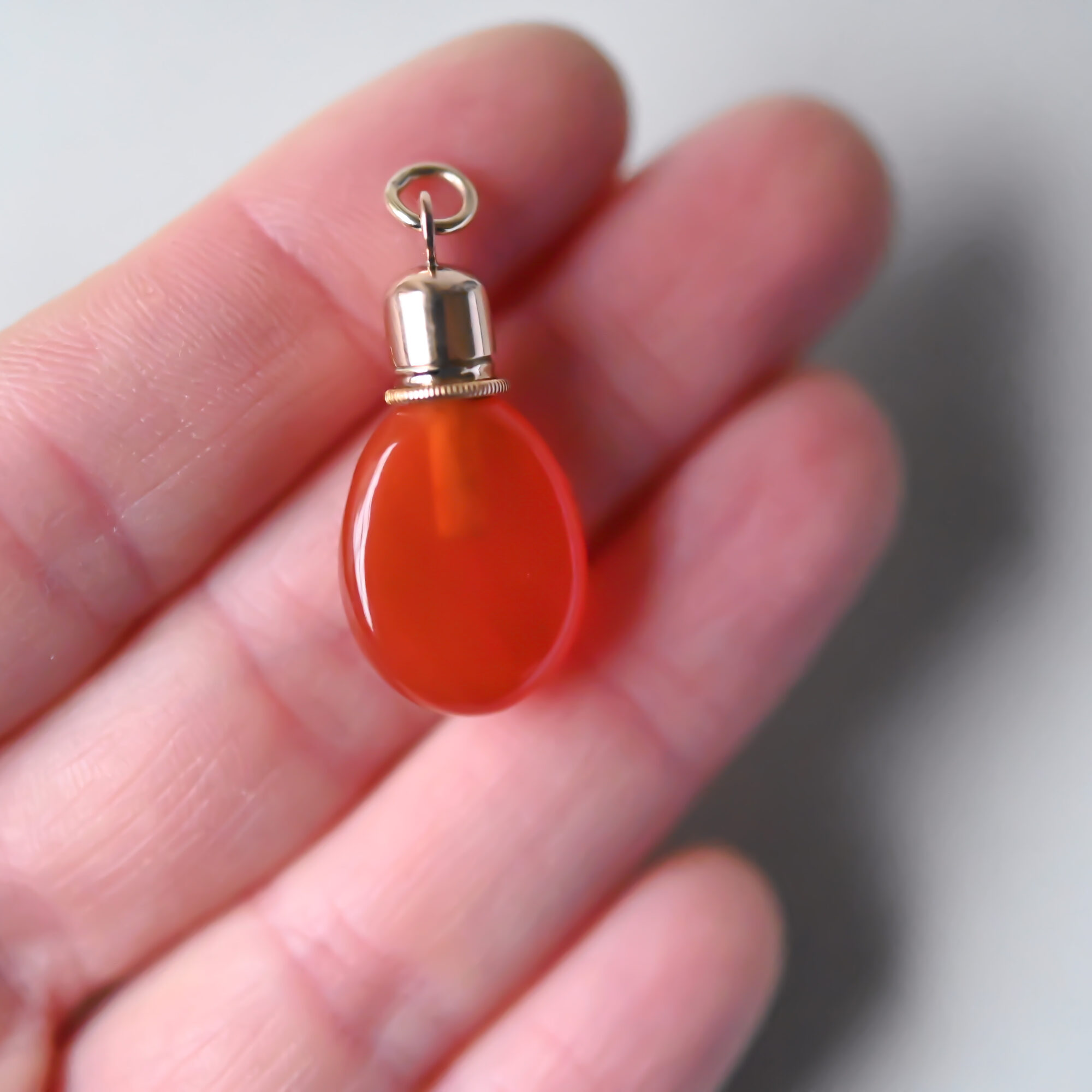 Adorable mid 19th century carnelian 9ct gold bottle pendant, c.1850s - Image 6