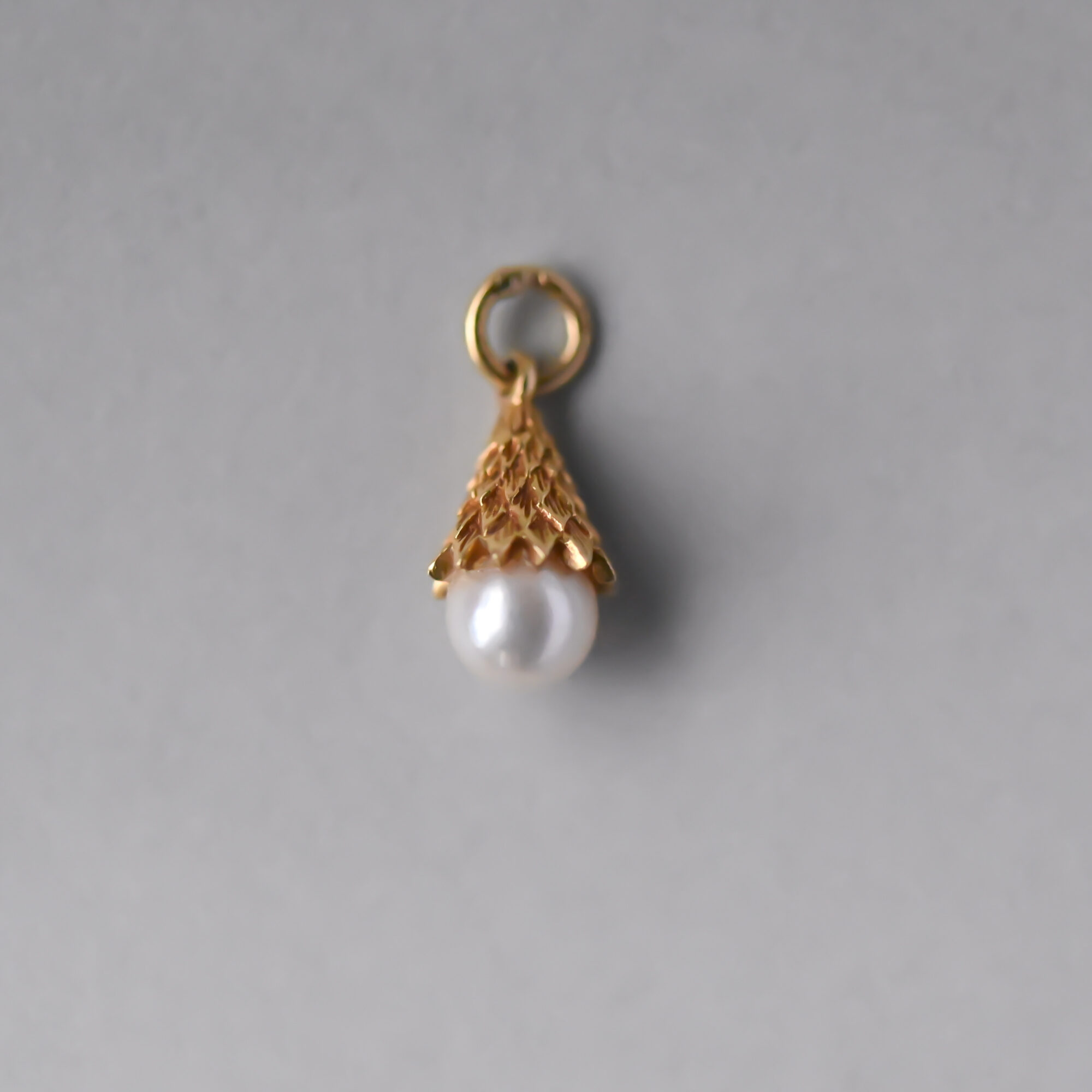 Aesthetic 18ct gold cultured pearl textured charm pendant