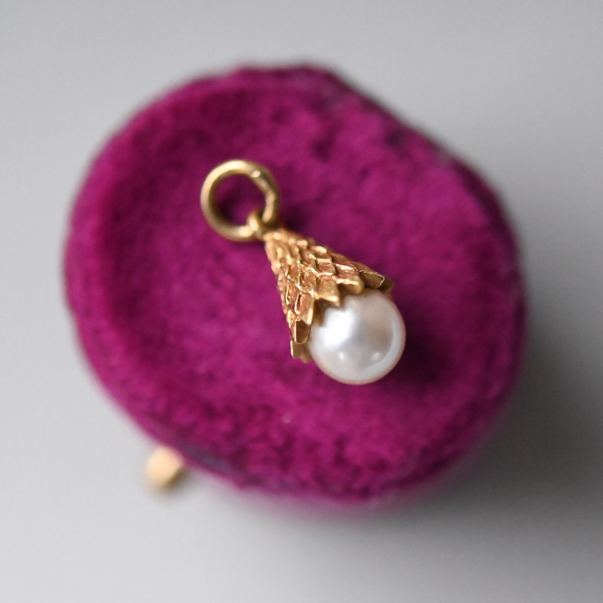 Aesthetic 18ct gold cultured pearl textured charm pendant - Image 2