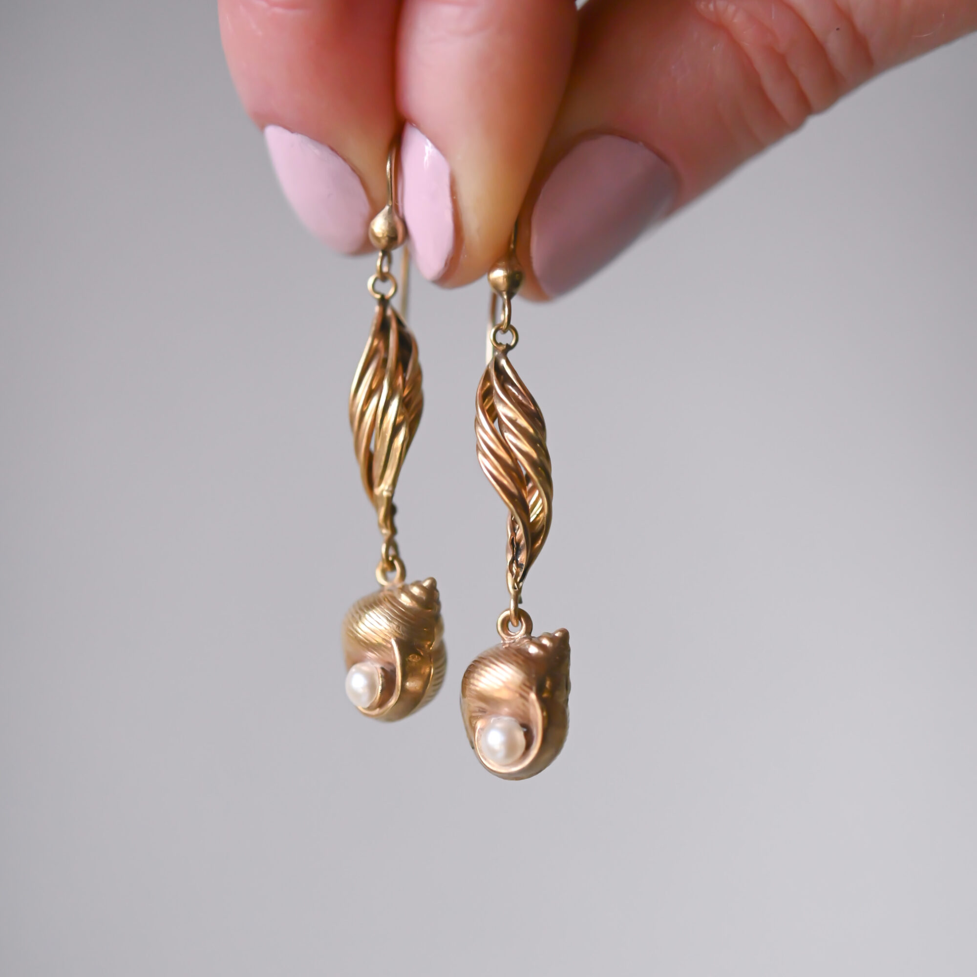 Aesthetic pair of 9ct gold cultured pearl shell drop earrings - Image 3