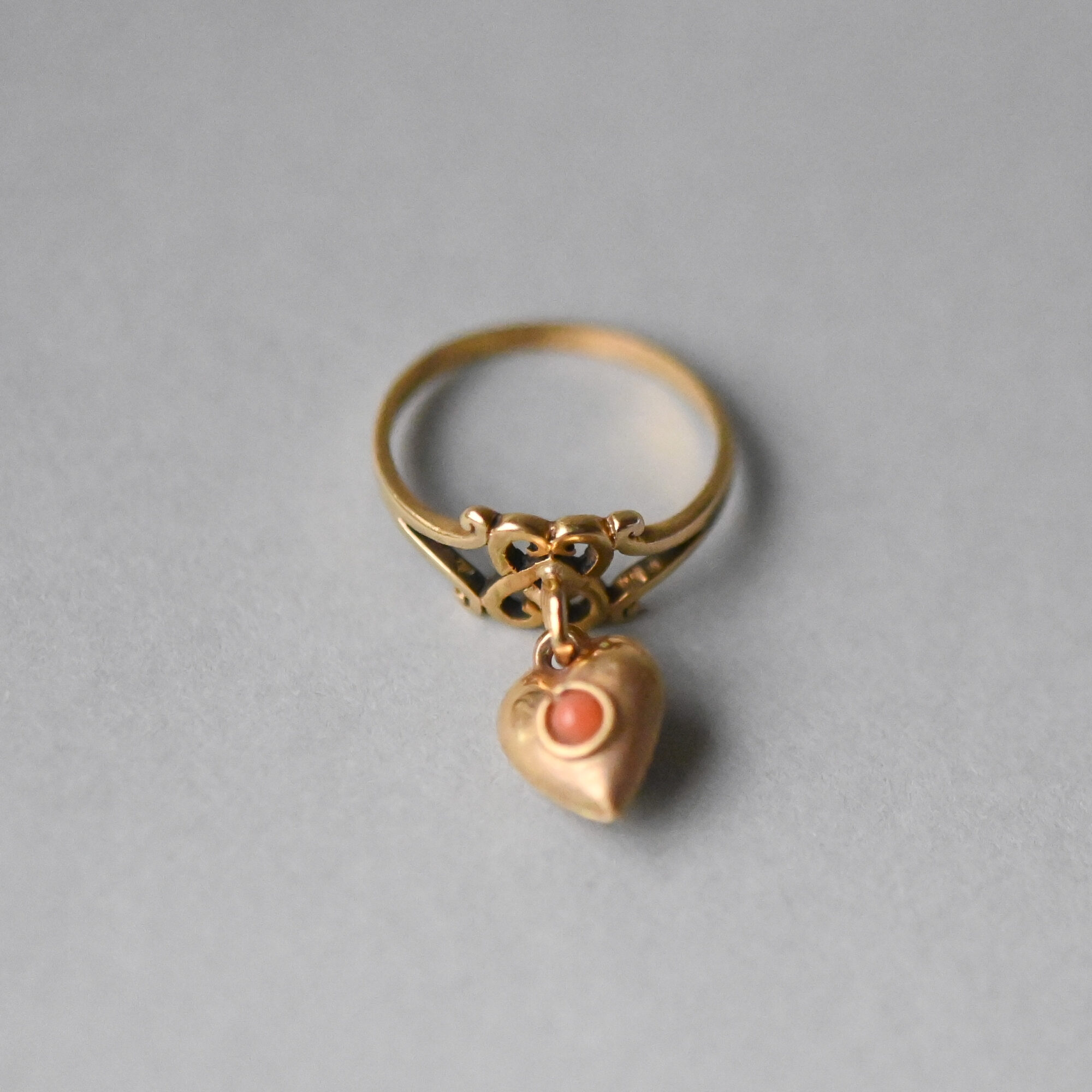 Antique 9ct gold heart charm ring