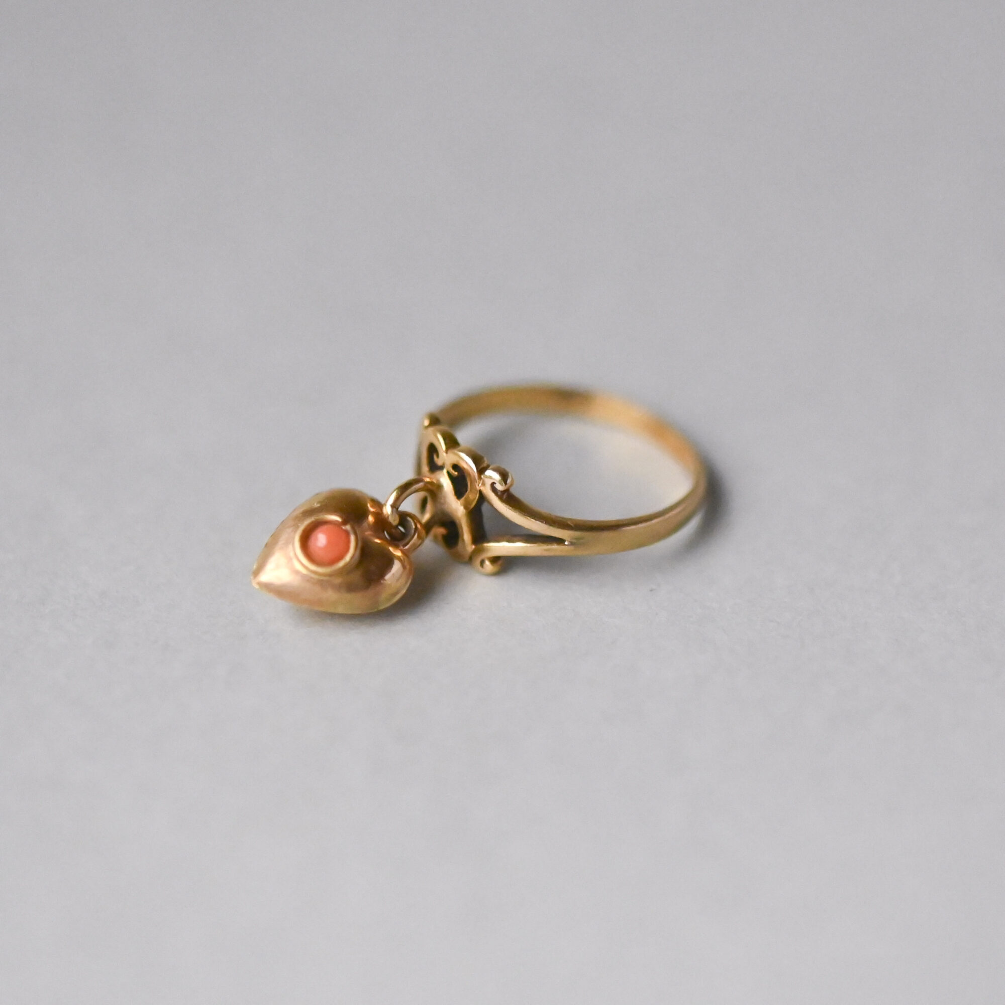 Antique 9ct gold heart charm ring - Image 4