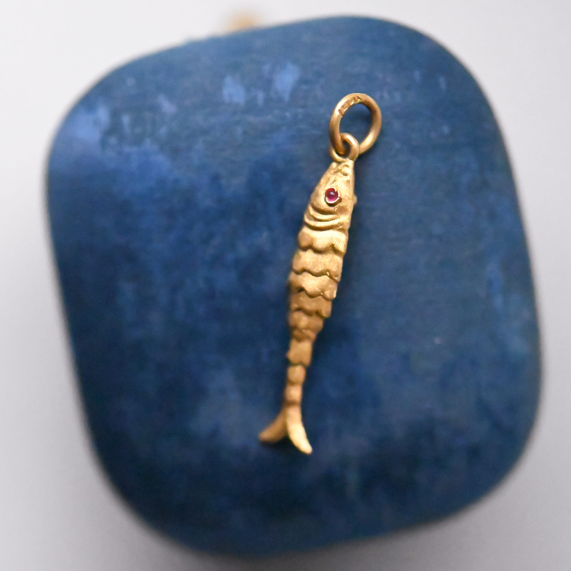 Antique Edwardian 15ct gold articulated fish charm - Image 2