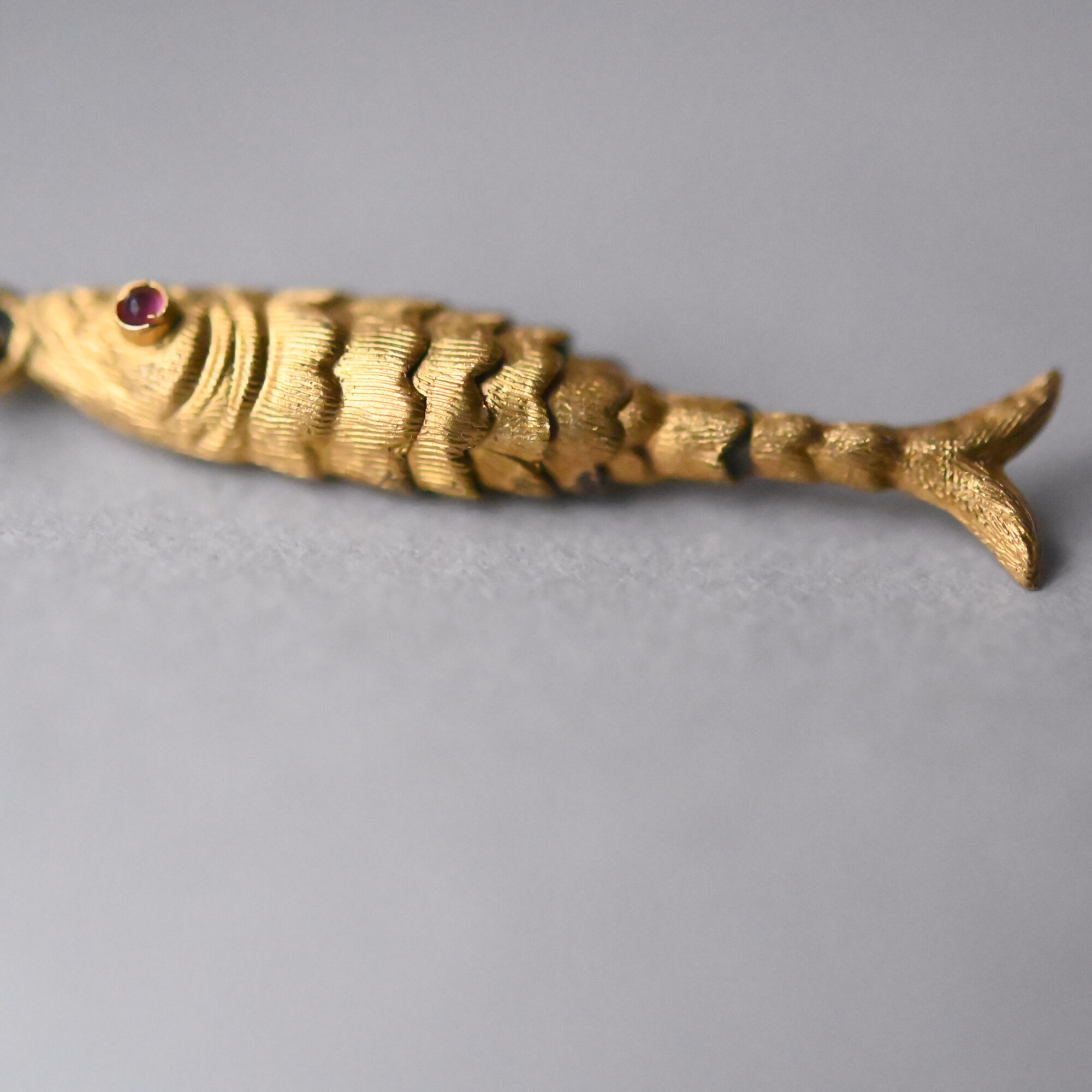 Antique Edwardian 15ct gold articulated fish charm - Image 3