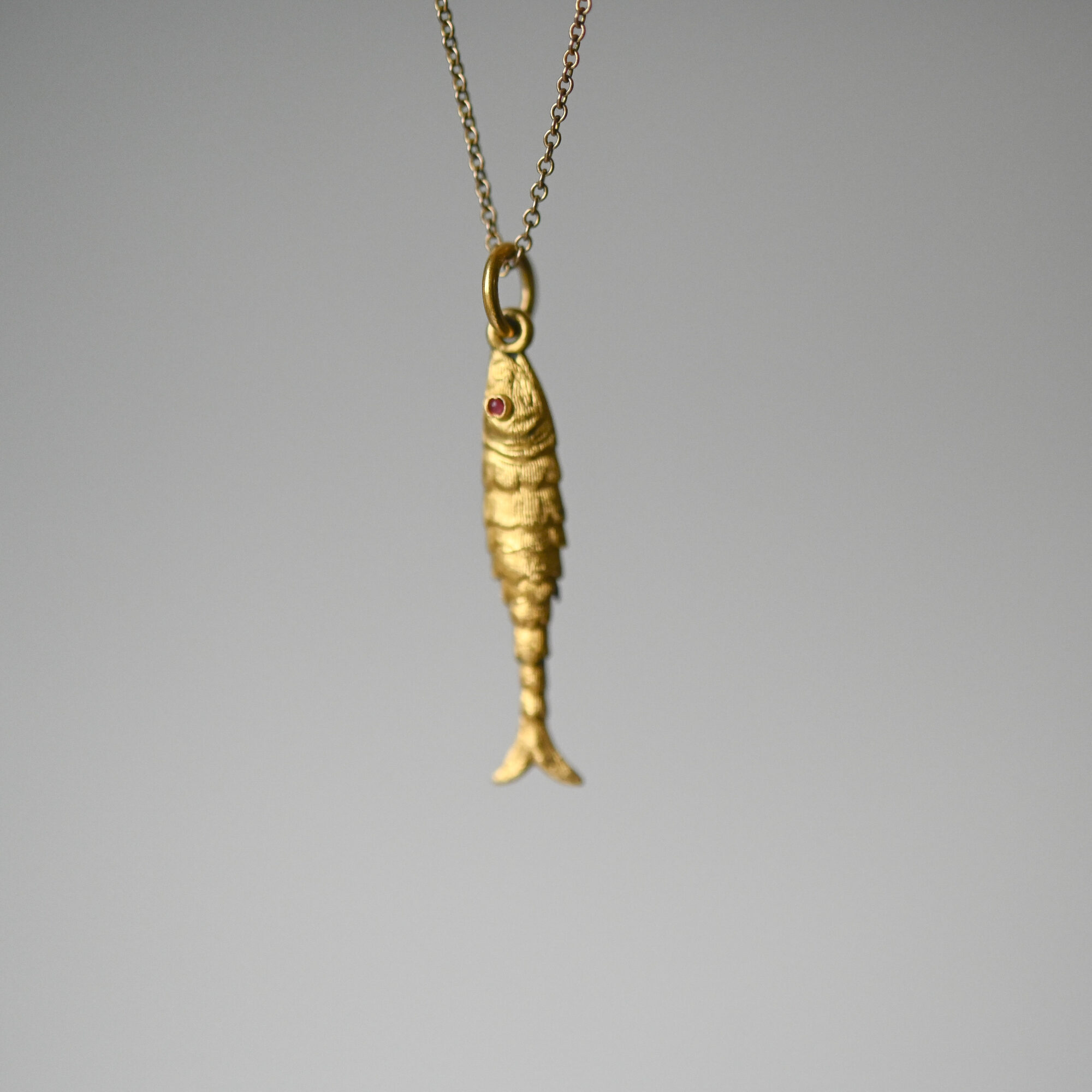 Antique Edwardian 15ct gold articulated fish charm - Image 4