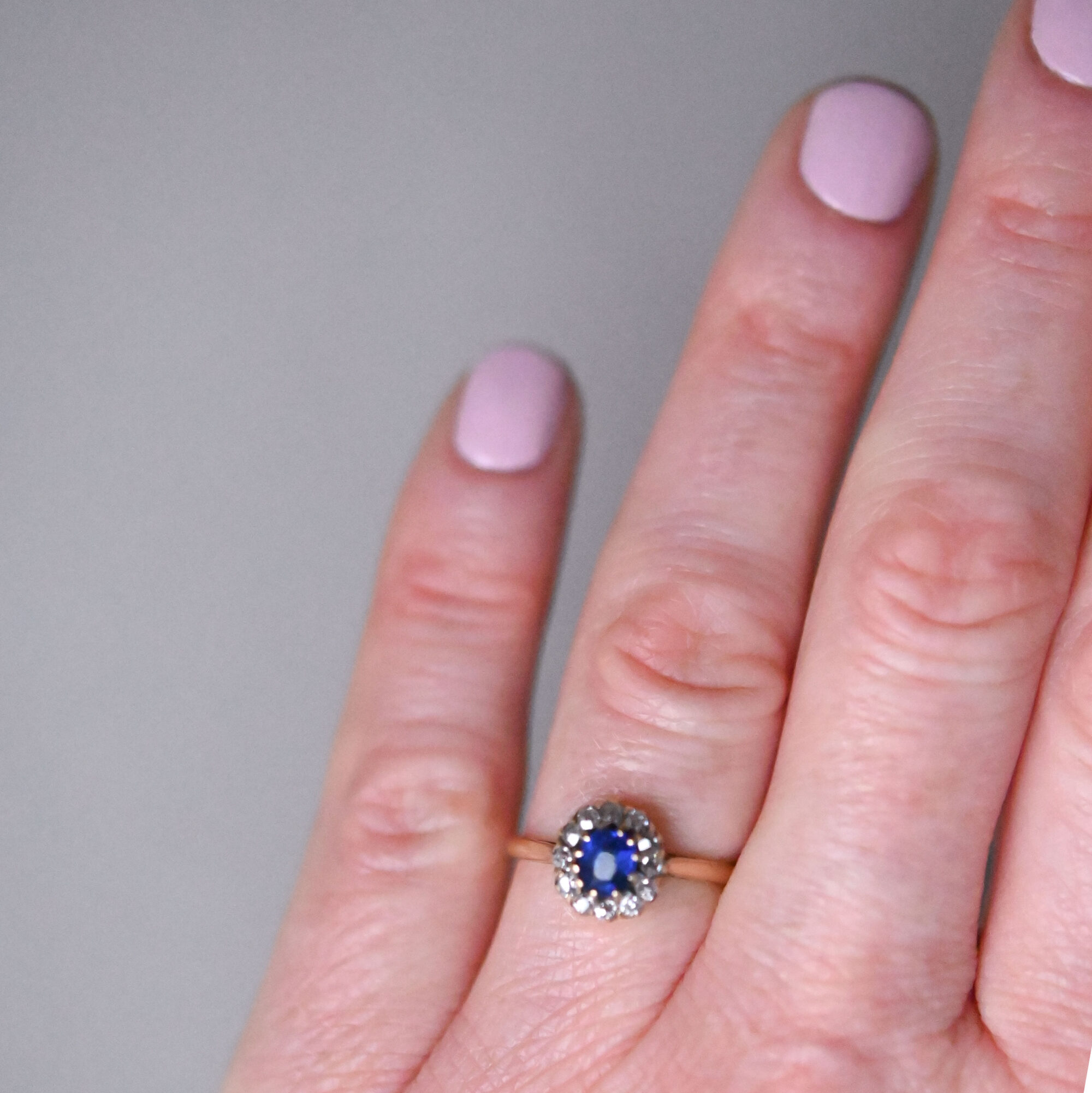 Classic 18ct gold sapphire and old cut diamond cluster ring - Image 4