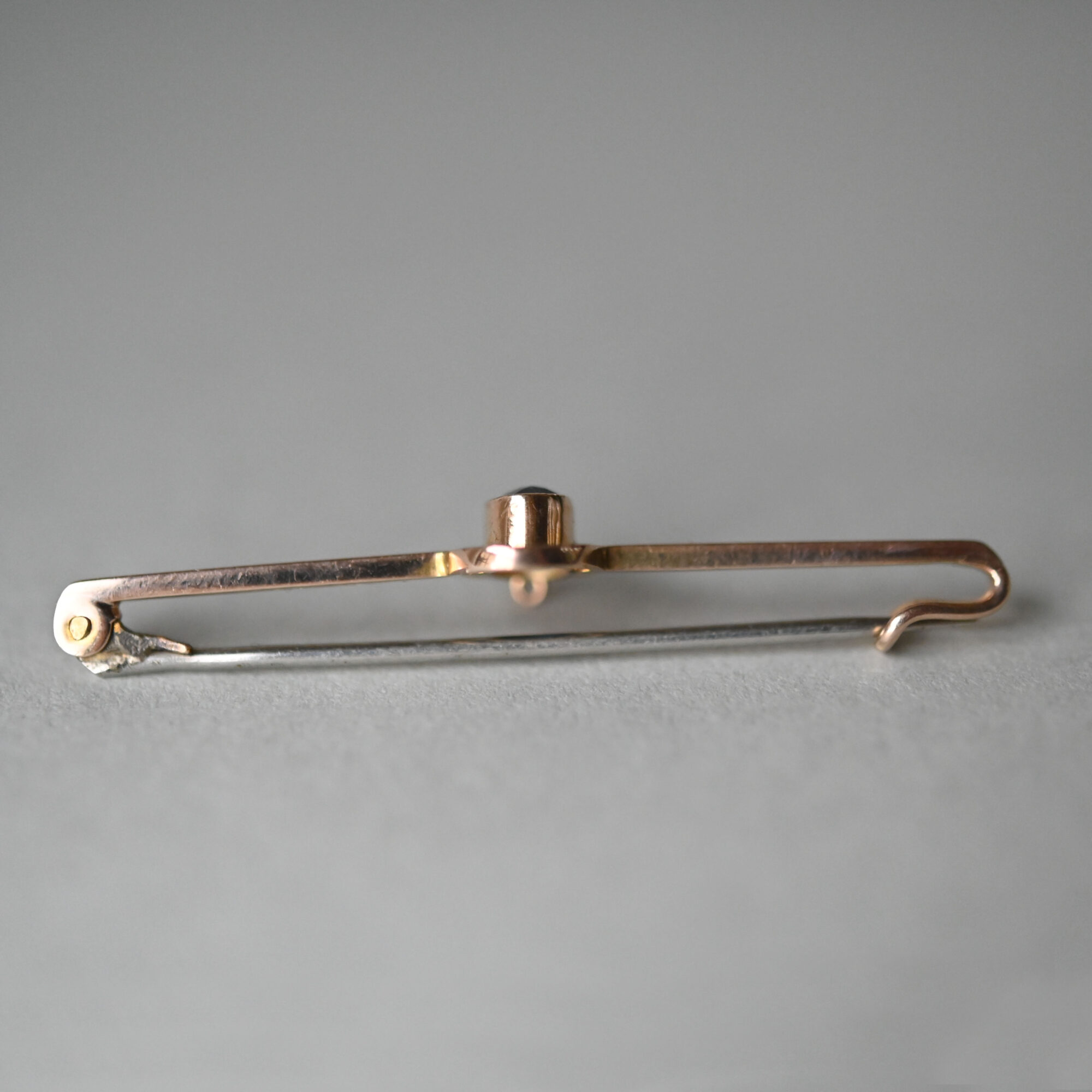 Art Deco 9ct gold paste target bar brooch - Image 4