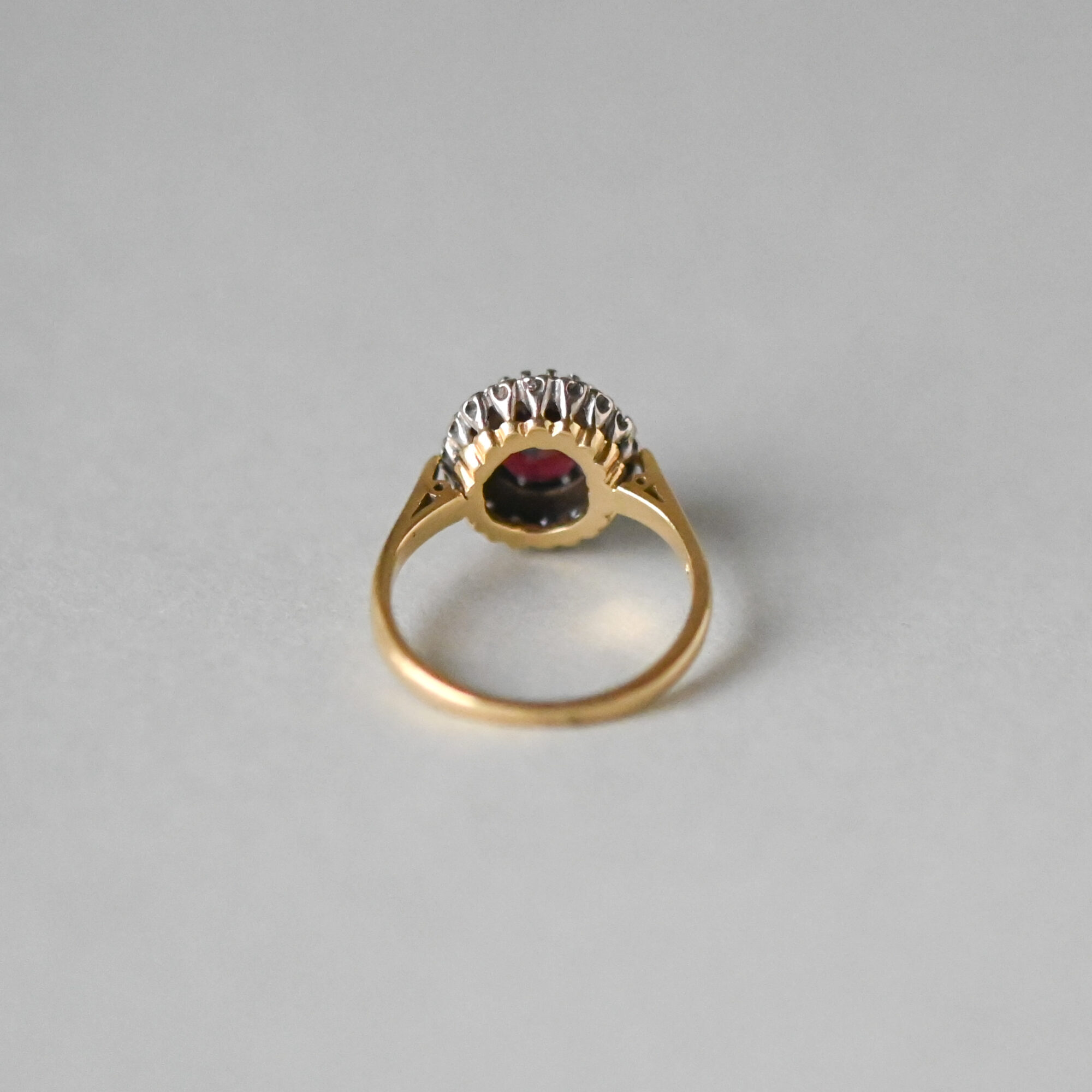 Classic 18ct gold garnet and diamond cluster ring - Image 3