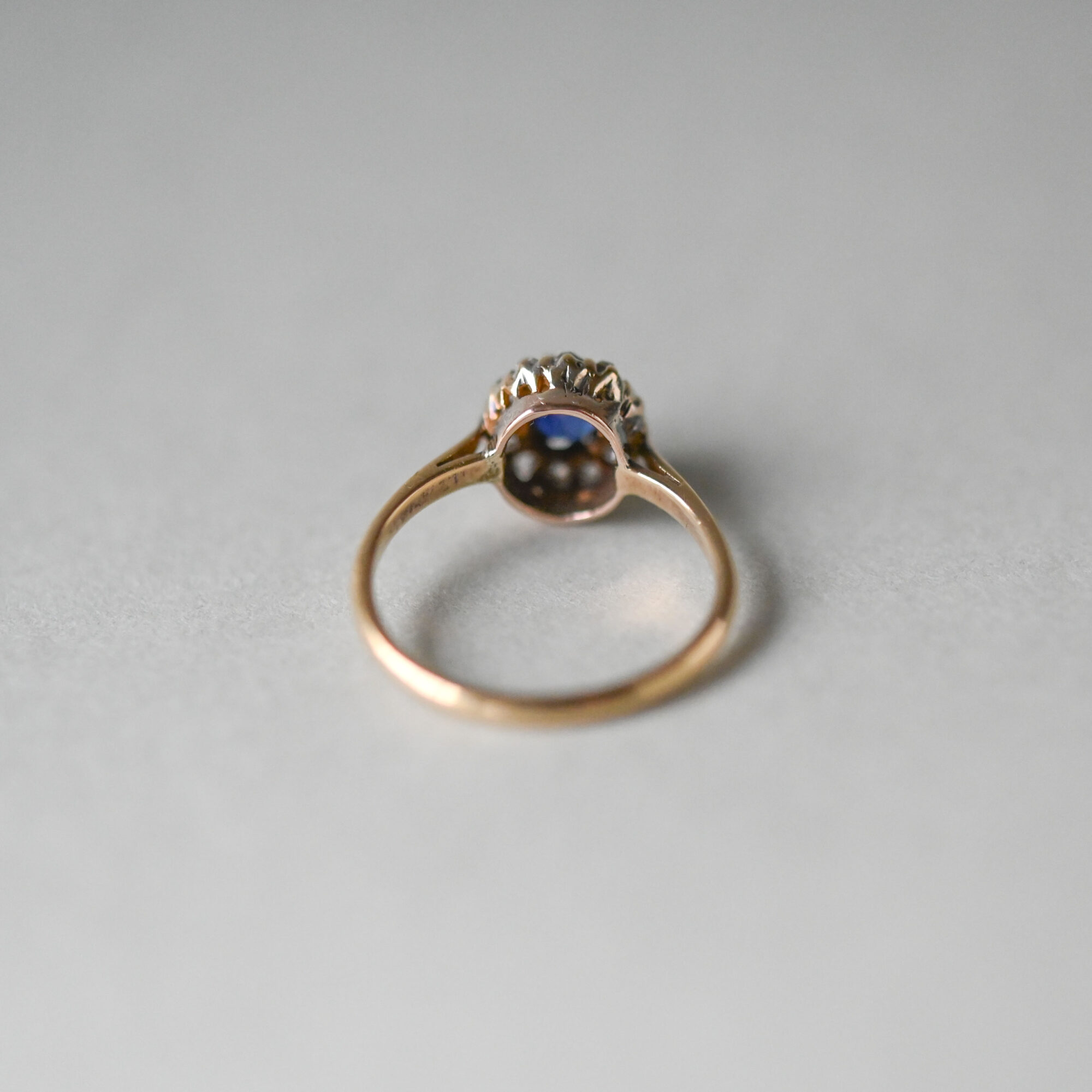 Classic 18ct gold sapphire and old cut diamond cluster ring - Image 3