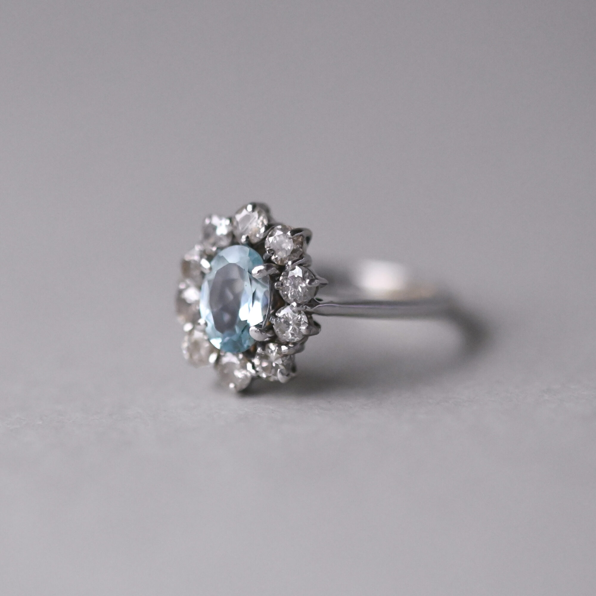 Classic 18ct white gold blue topaz and diamond cluster ring - Image 2