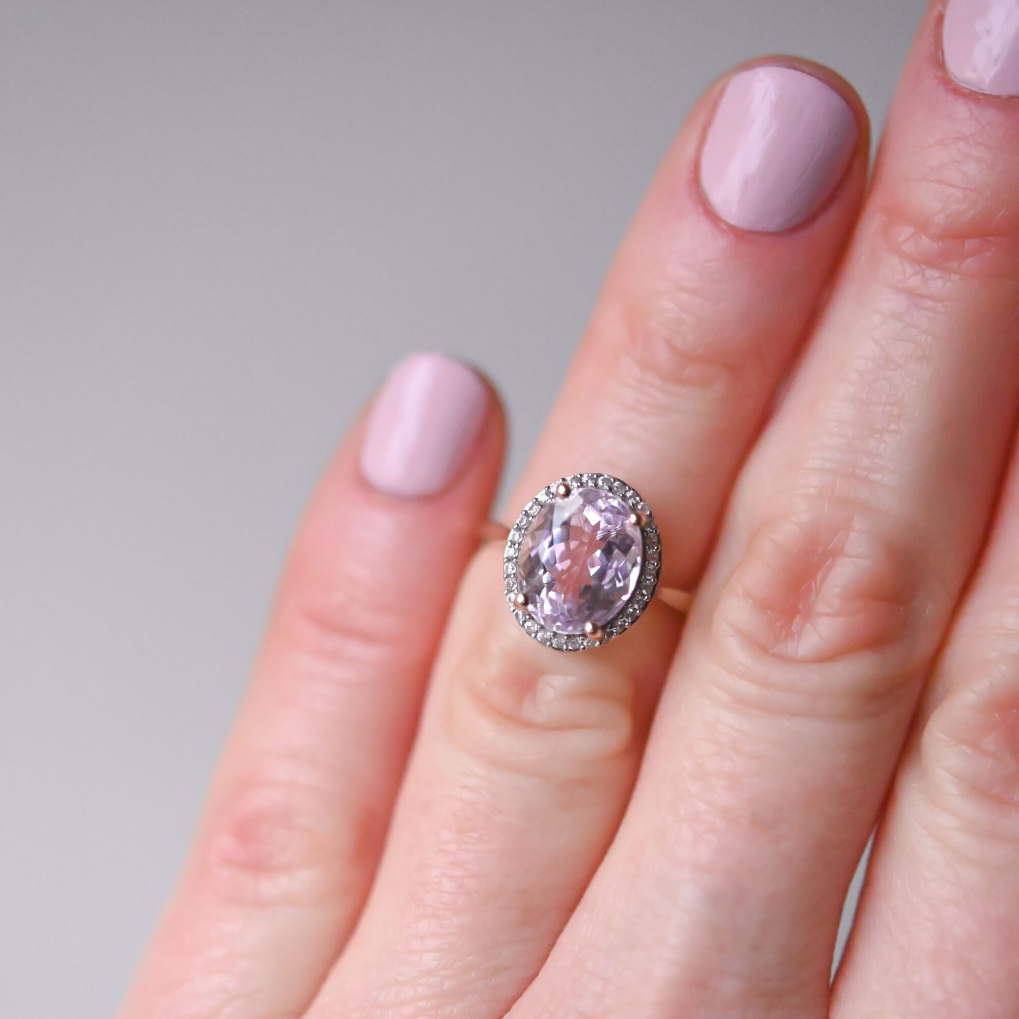 Classic 9ct gold Kunzite and mini diamond cluster ring - Image 3