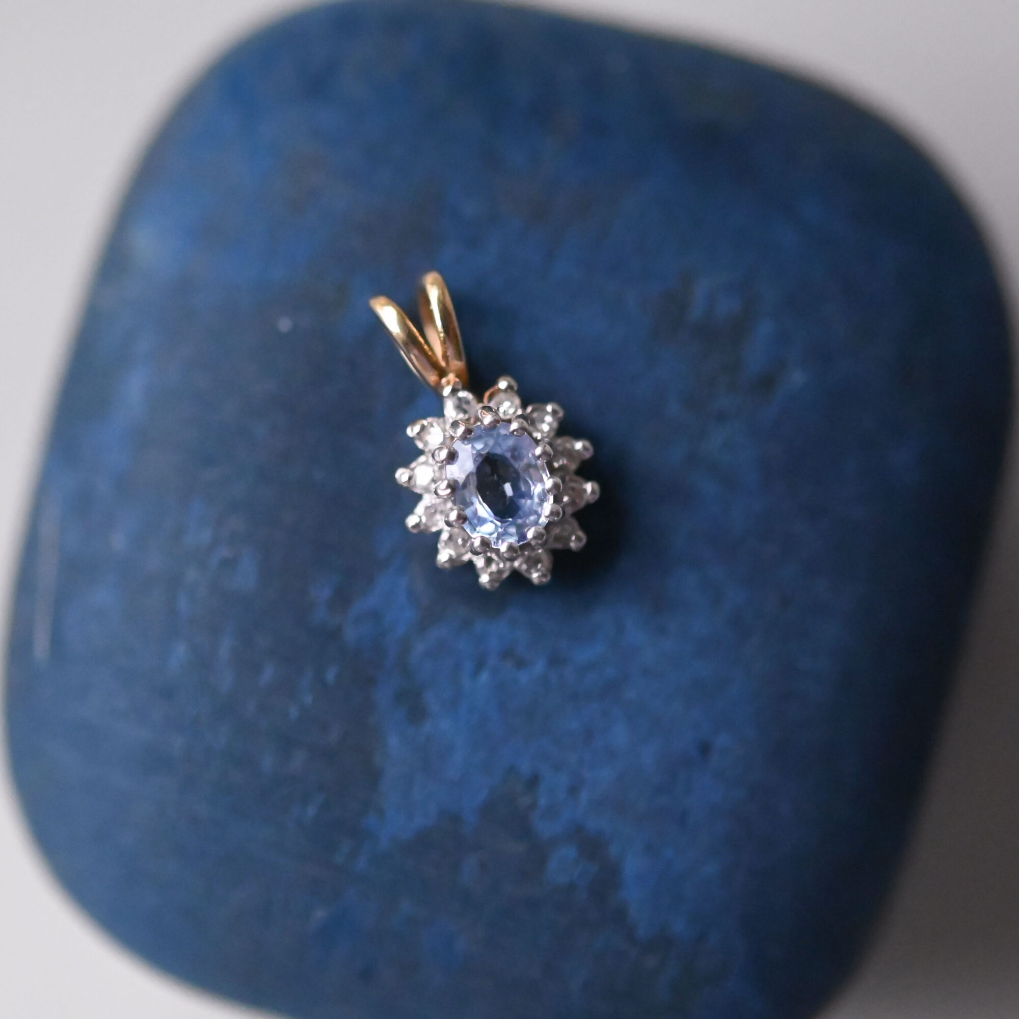 Classic 9ct gold cornflower blue sapphire and mini diamond cluster pendant - Image 2