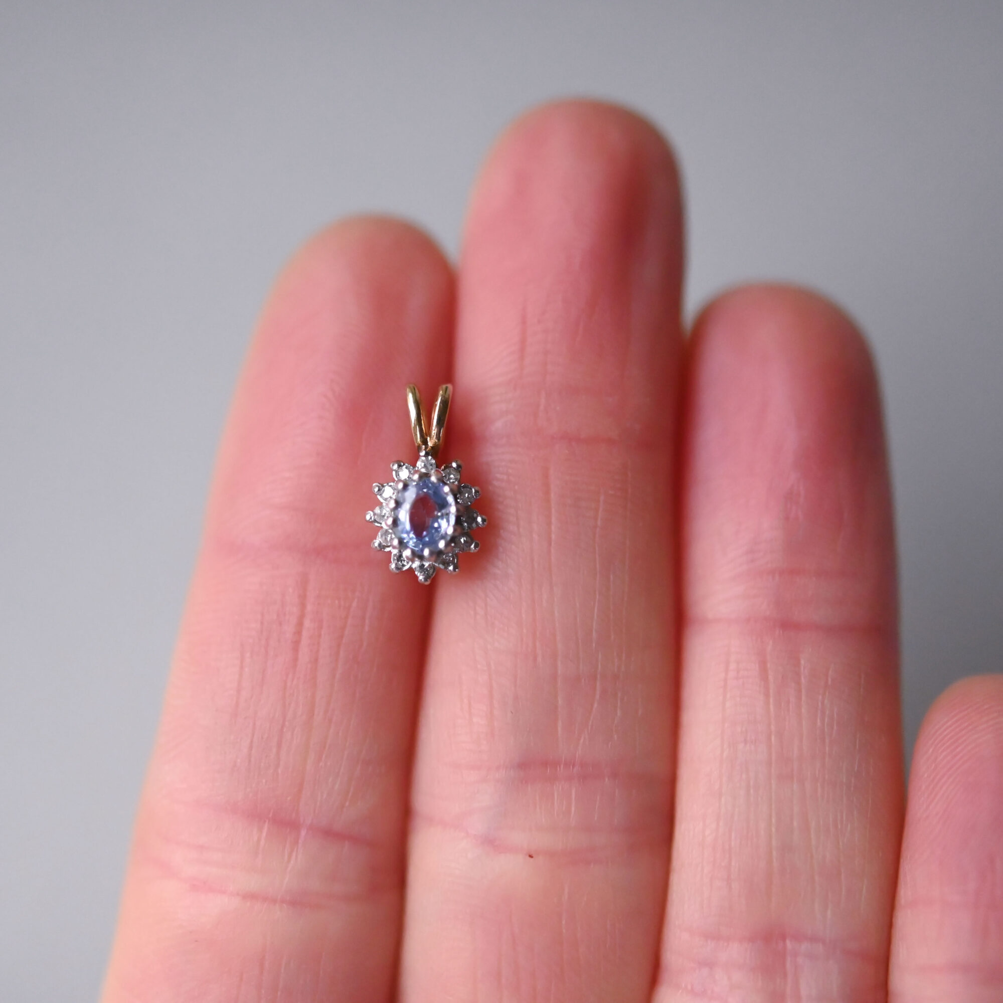 Classic 9ct gold cornflower blue sapphire and mini diamond cluster pendant - Image 3