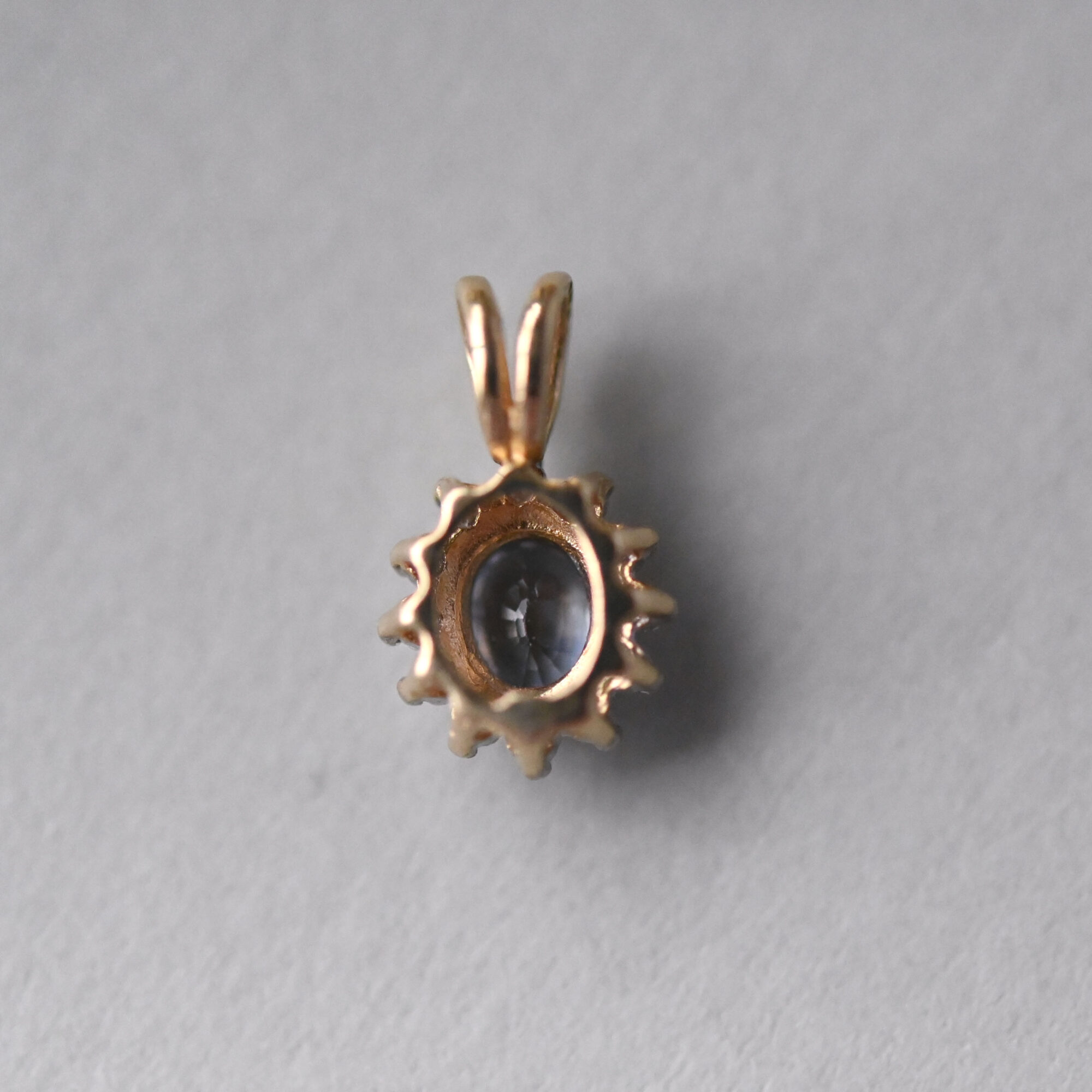 Classic 9ct gold cornflower blue sapphire and mini diamond cluster pendant - Image 4