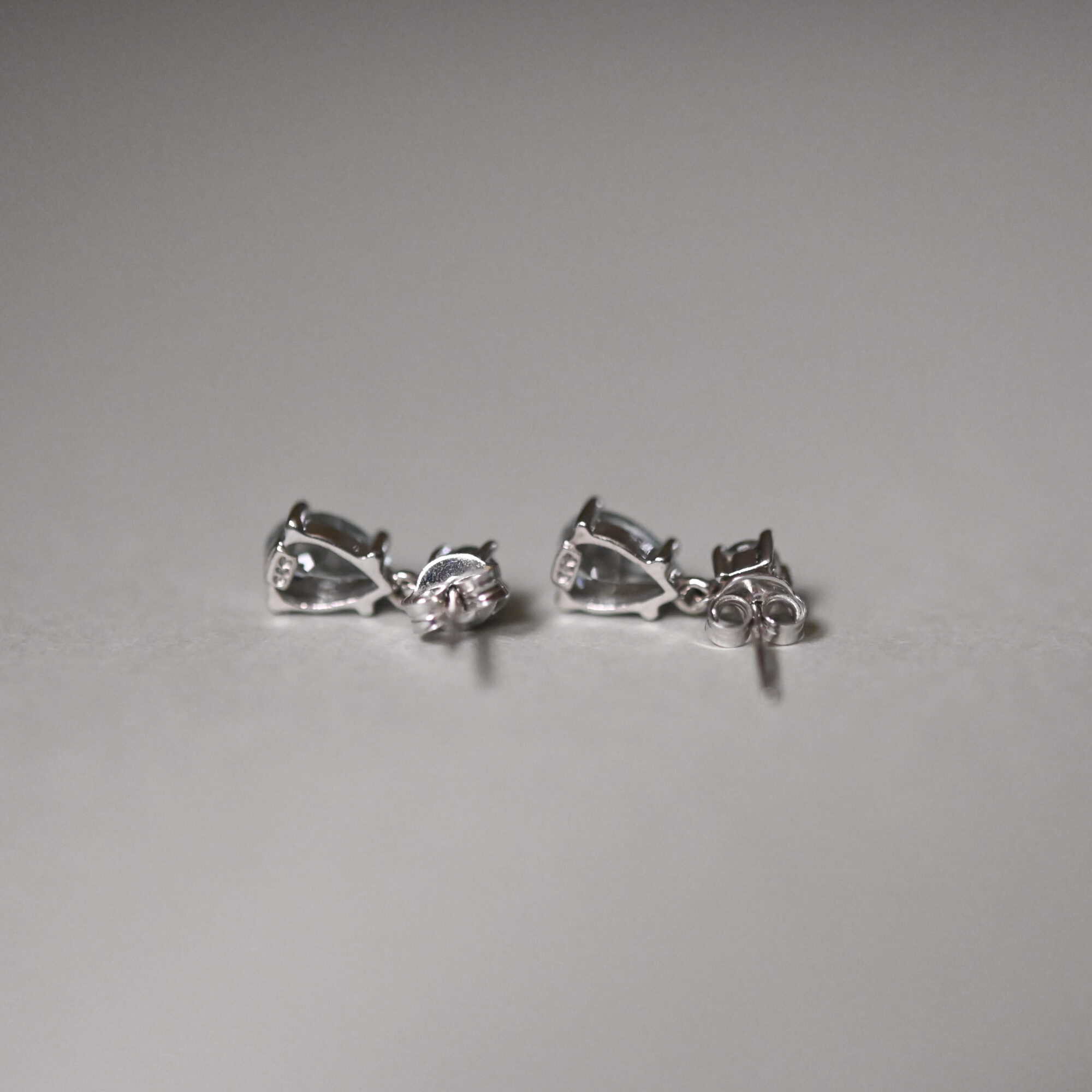 Classic pair of 9ct white gold topaz drop earrings - Image 3