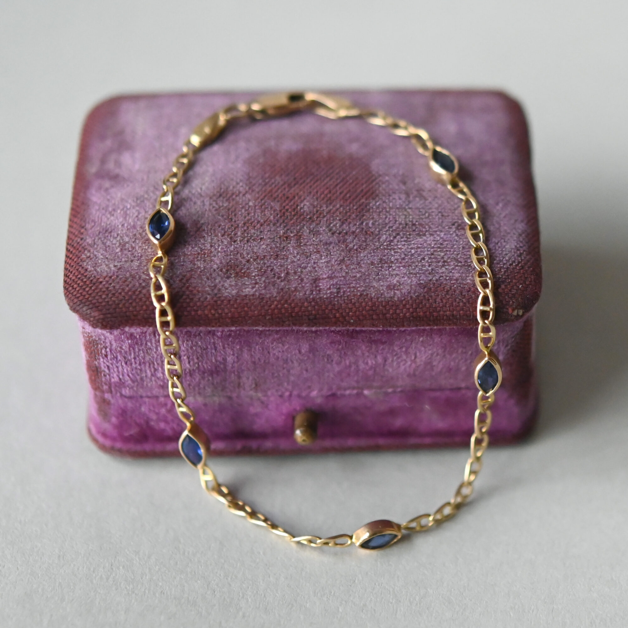 Contemporary 18ct gold marquise sapphire mariner link bracelet - Image 2